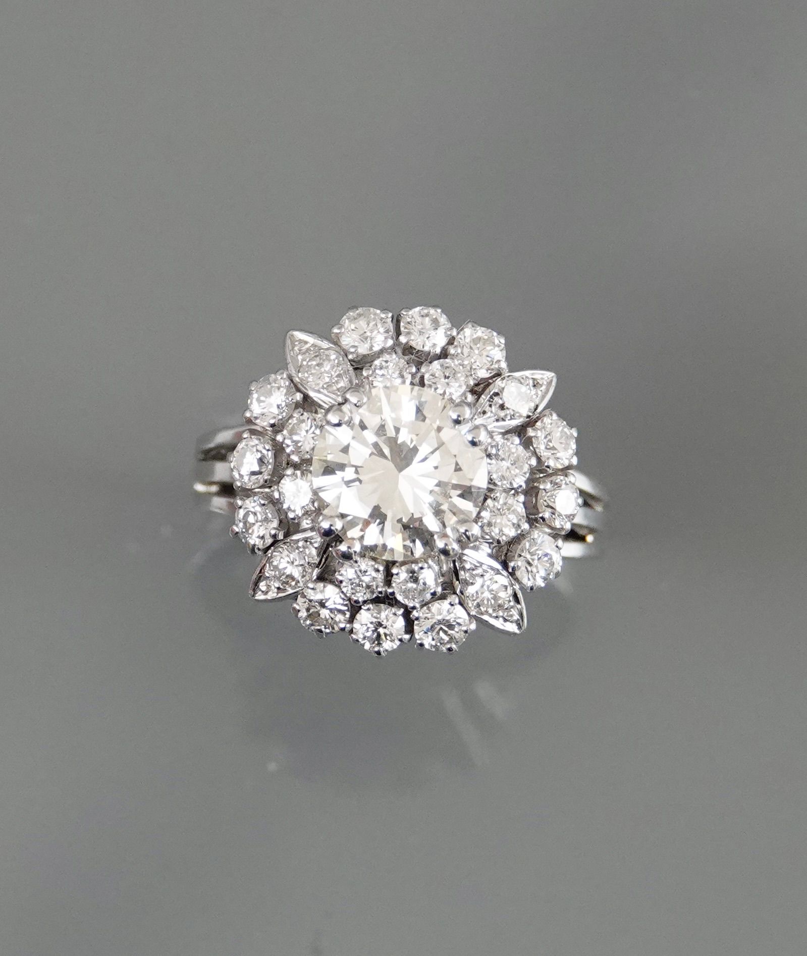 Null Ring mit drei Gliedern aus 750er Weißgold, in der Mitte ein Diamant mit ein&hellip;