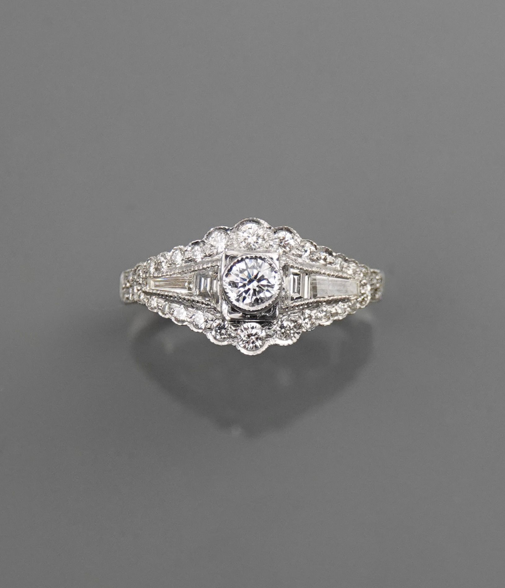 Null Flacher Ring aus 750er Graugold, MM, verziert mit runden Diamanten um Diama&hellip;