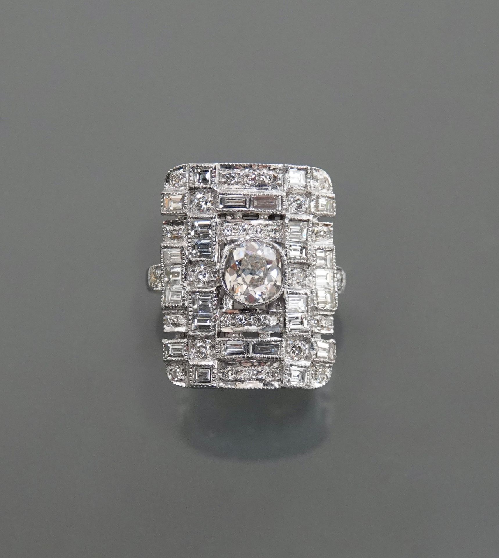 Null 750毫米白金戒指，以一颗重达1.01克拉的钻石为中心，镶嵌着长方形和圆形钻石，共计3克拉，尺寸为2.2厘米×1.9厘米，尺寸：54，重量：10.51&hellip;