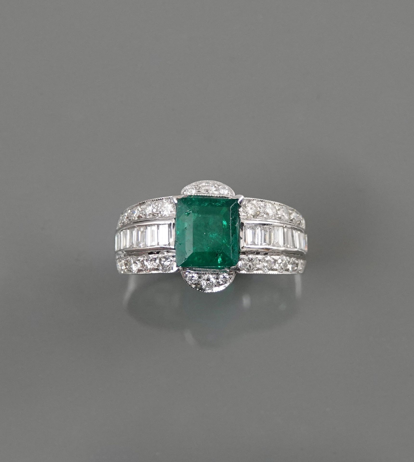 Null 白金戒指，750毫米，以一颗重约2克拉的切割祖母绿为中心，周围和肩部有长方形切割和圆形切割钻石，钻石总量约2克拉，宽度1.2厘米，尺寸：50/51，重&hellip;