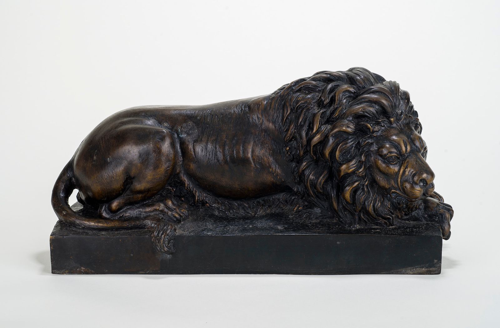 Null 在安东尼奥-卡诺瓦（1757-1822）之后

躺着的狮子

带有棕色铜锈的青铜，老式铸造

20 x 43 厘米
