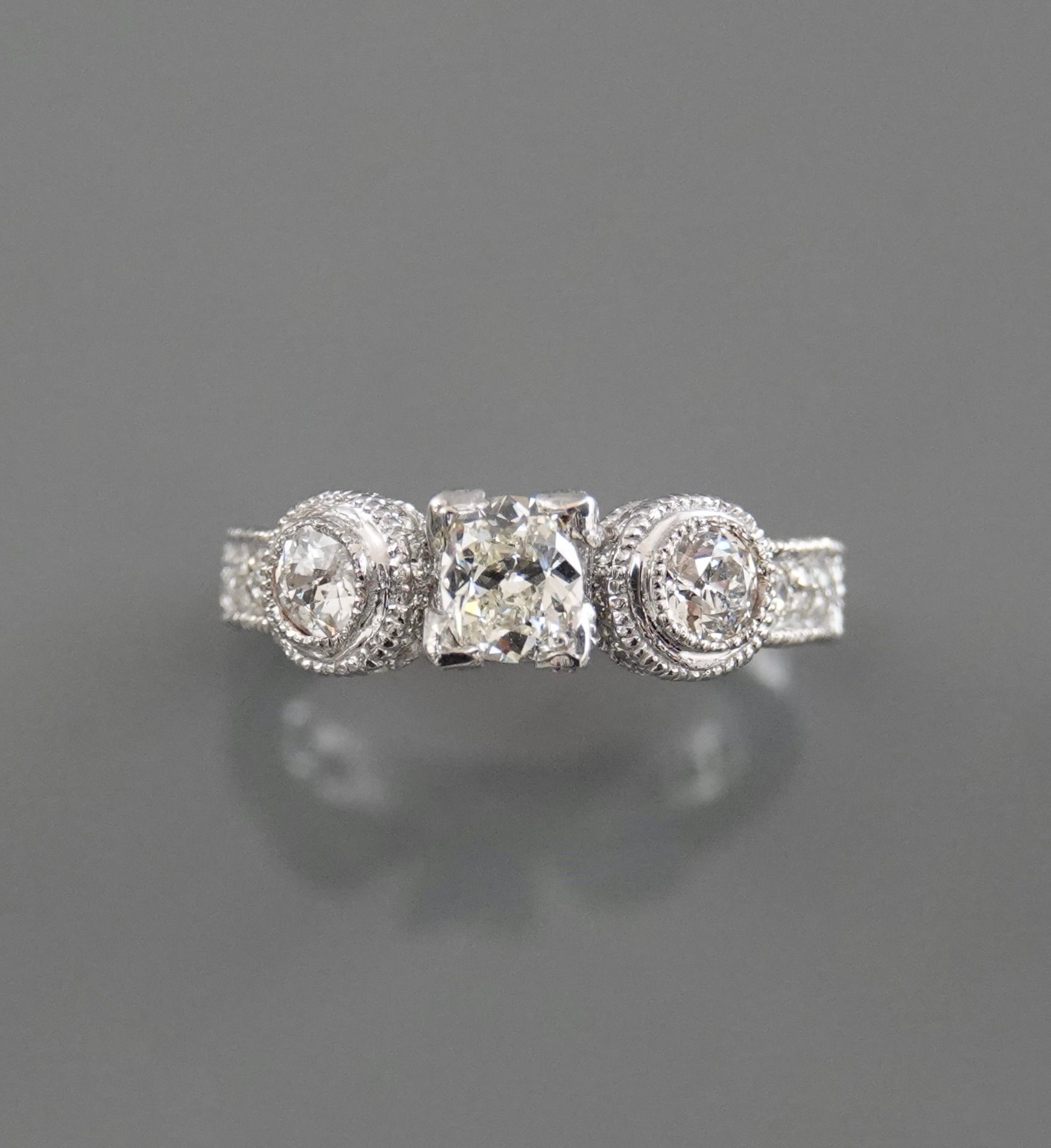 Null Bague anneau en or gris, 750 MM, ornée de trois diamants ronds épaulés de l&hellip;