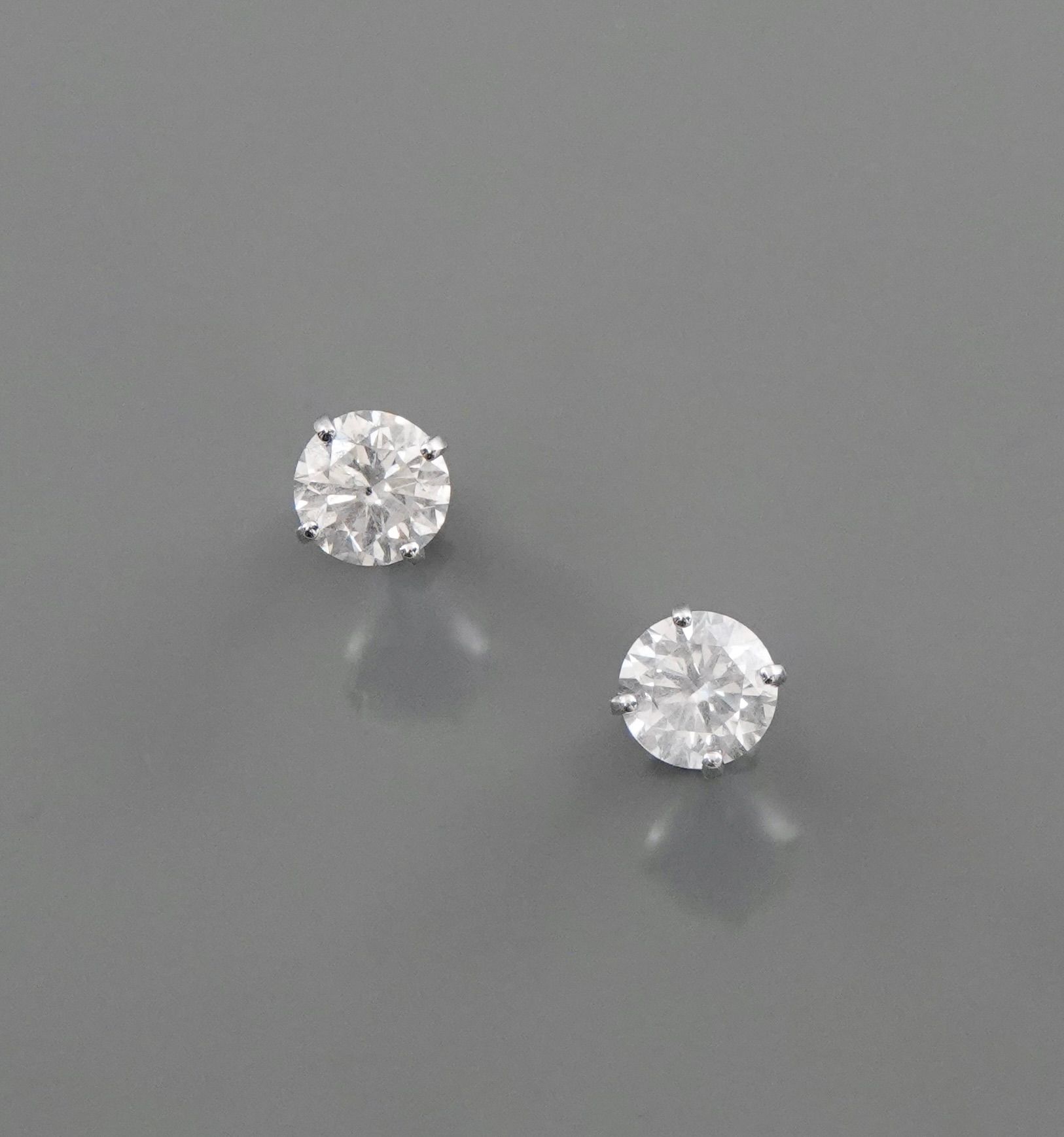 Null Boutons d'oreilles en or gris, 750 MM, l'un orné d'un diamant taille brilla&hellip;