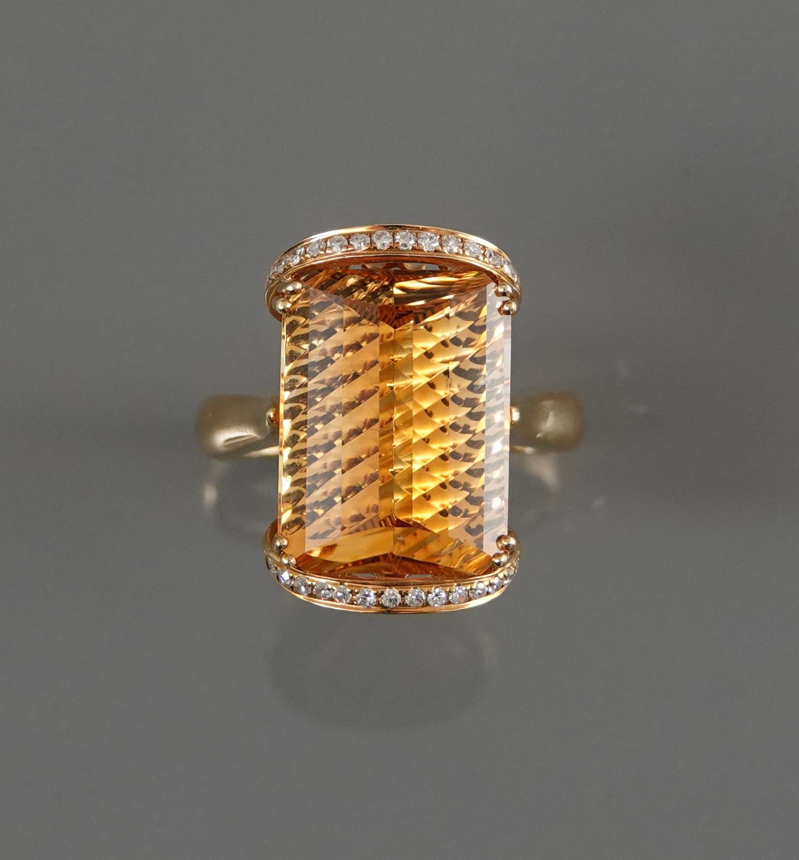Null 黄金戒指，750毫米，镶嵌着一个重达11克拉的花式黄水晶，由钻石构成的镂空花篮，尺寸：53，重量：8.8克，毛重。