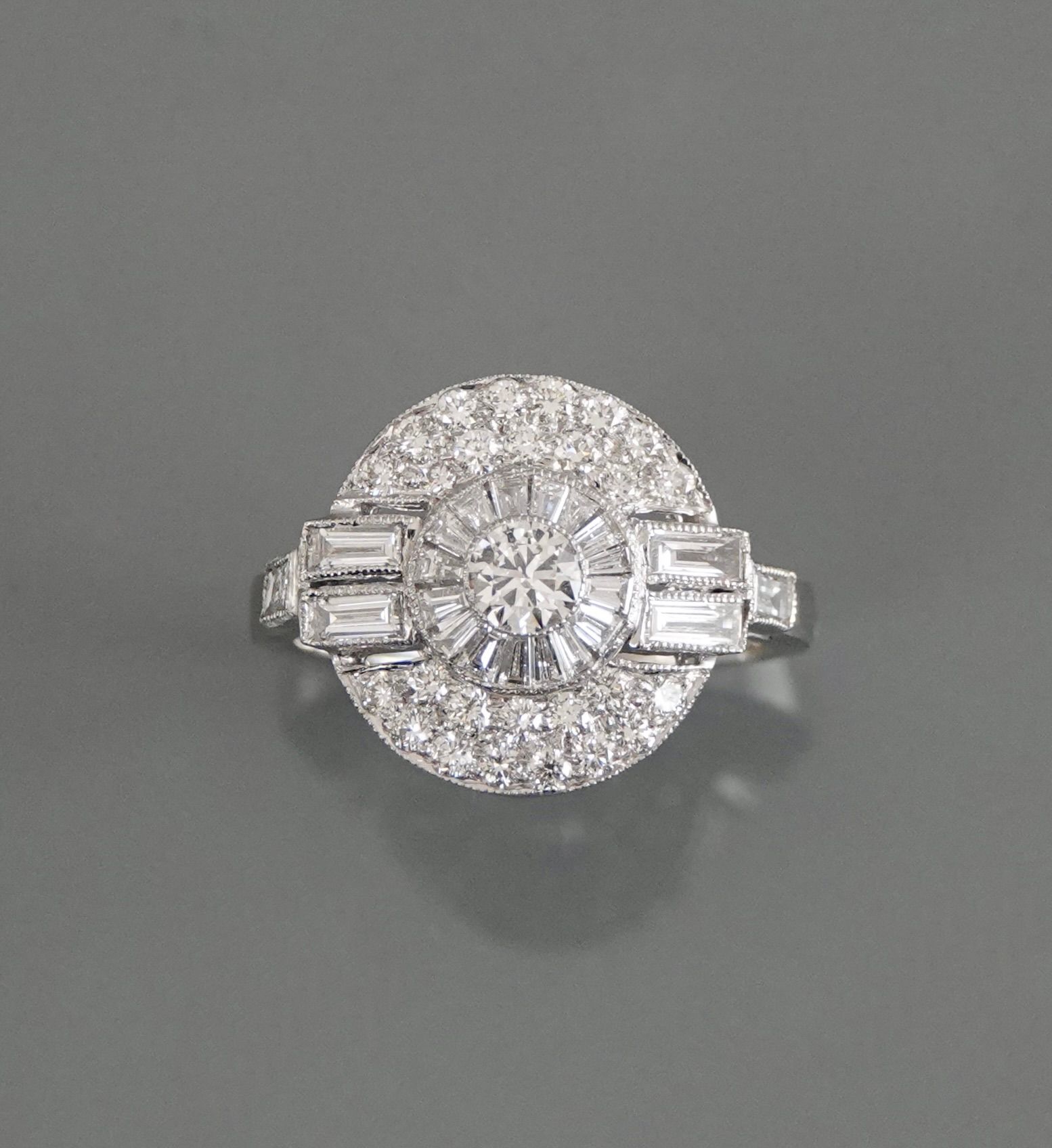Null Bague ronde en or gris, 750 MM, ornée de diamants taille baguette et ronds &hellip;