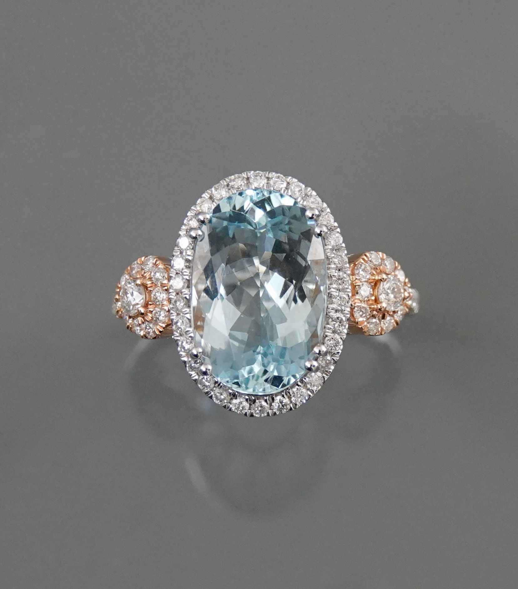 Null White gold ring, 750 MM, set with an oval aquamarine weighing 5.52 carats s&hellip;