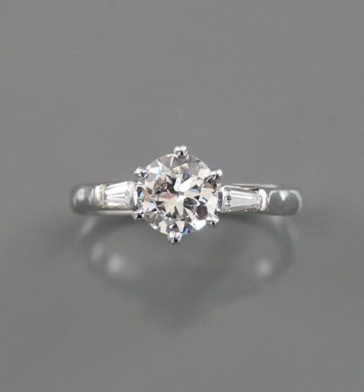 Null 白金单颗钻石戒指，750毫米，在两颗梯形钻石之间镶嵌一颗明亮式切割钻石，重0.90克拉，推定为G色，VS1品质，尺寸：51，重量：3.4克，毛重。