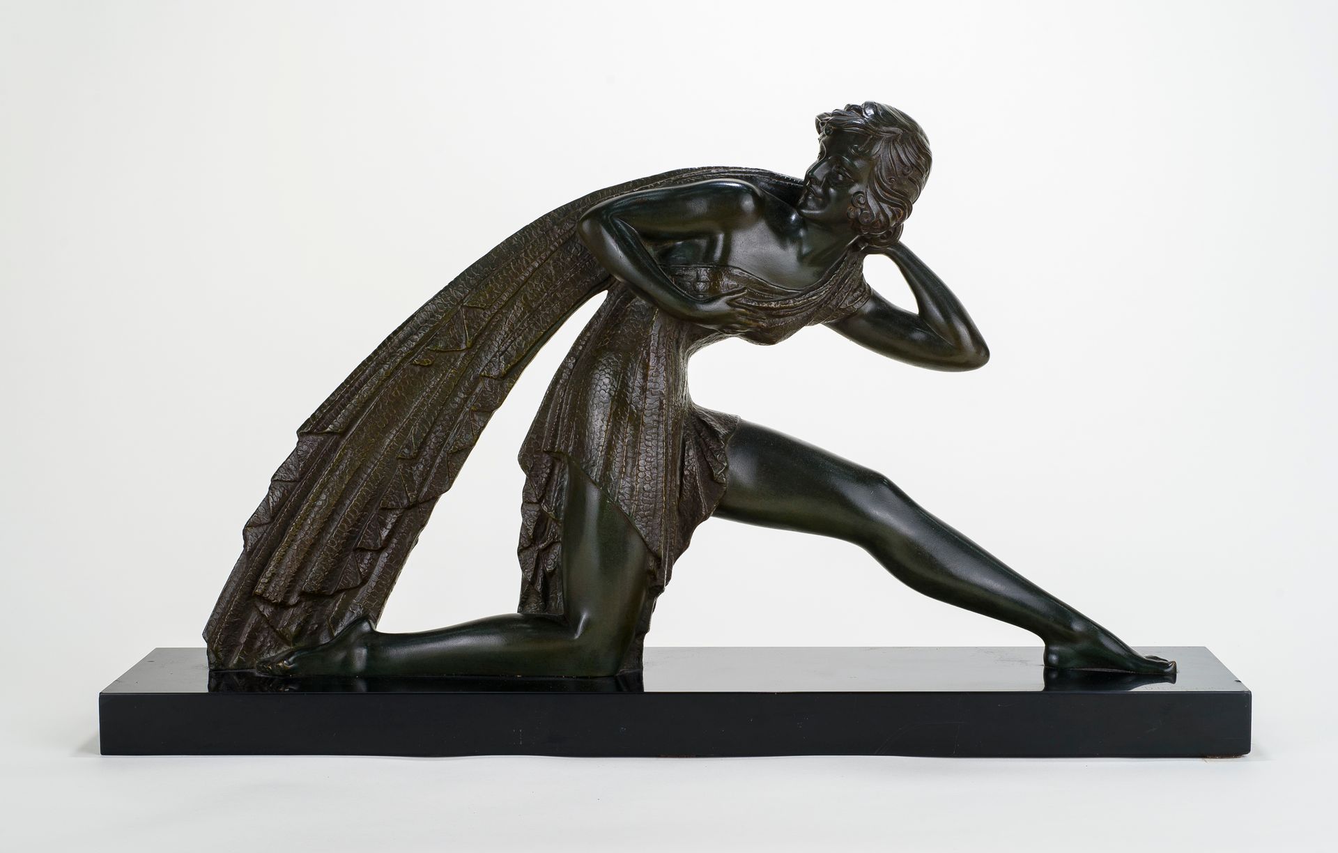 Null Demeter CHIPARUS (1886 - 1947) 悬垂的舞者 双层铜牌和绿色阴影的青铜 阳台上签名 43 x 75 cm