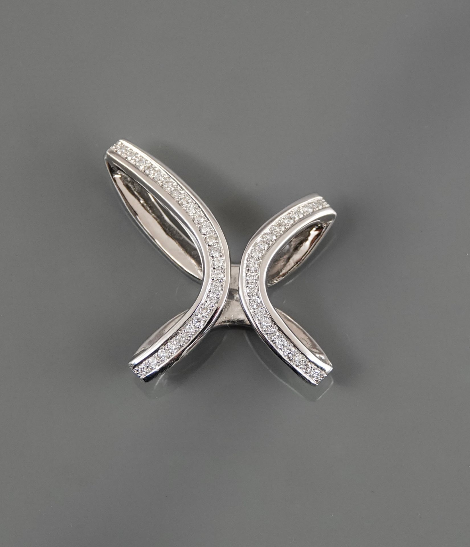 Null Pendentif en croix stylisée d'or gris, 750 MM, soulignée de diamants, total&hellip;