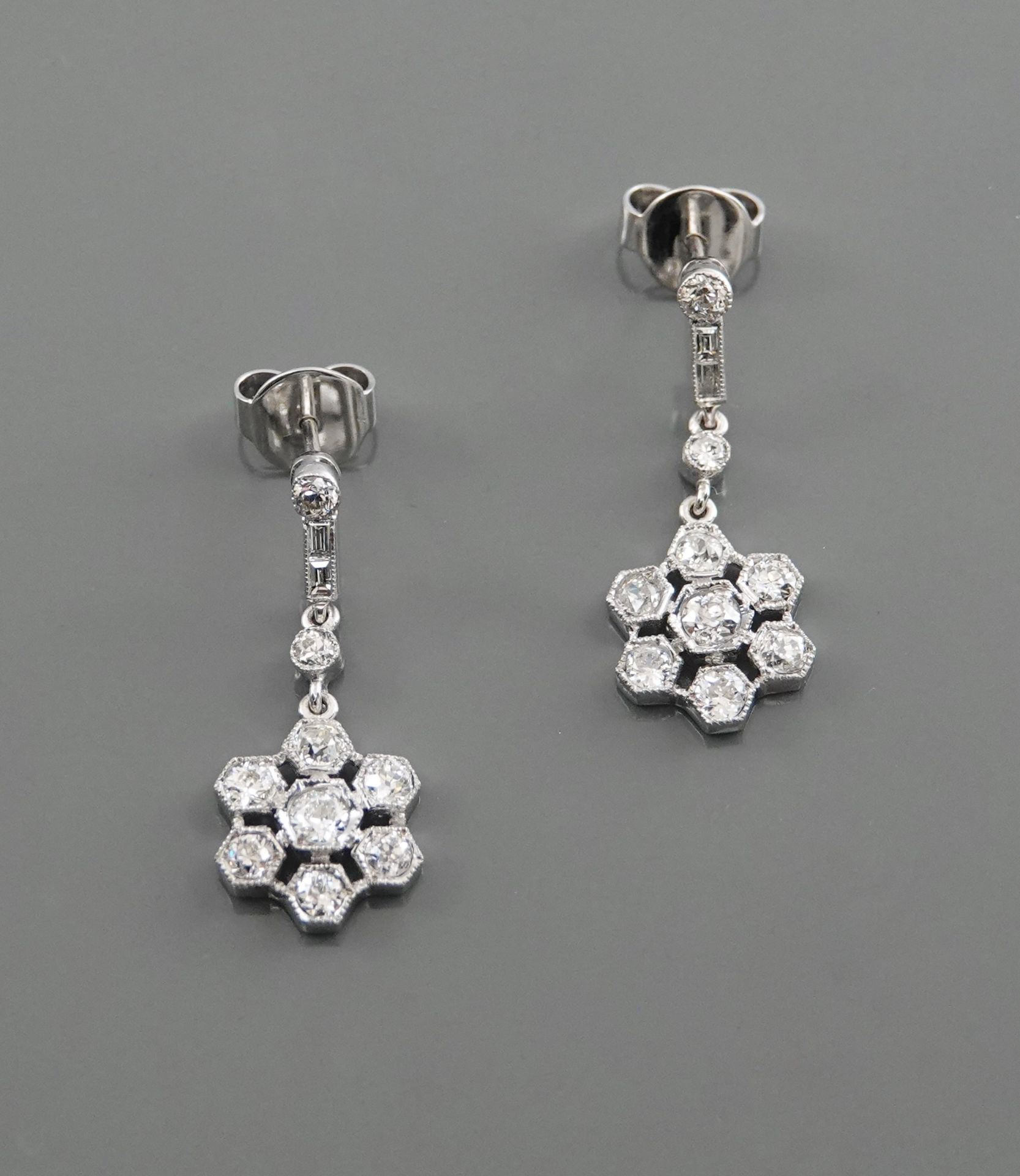 Null Earrings in white gold, 750 MM, decorated with baguette-cut diamonds above &hellip;