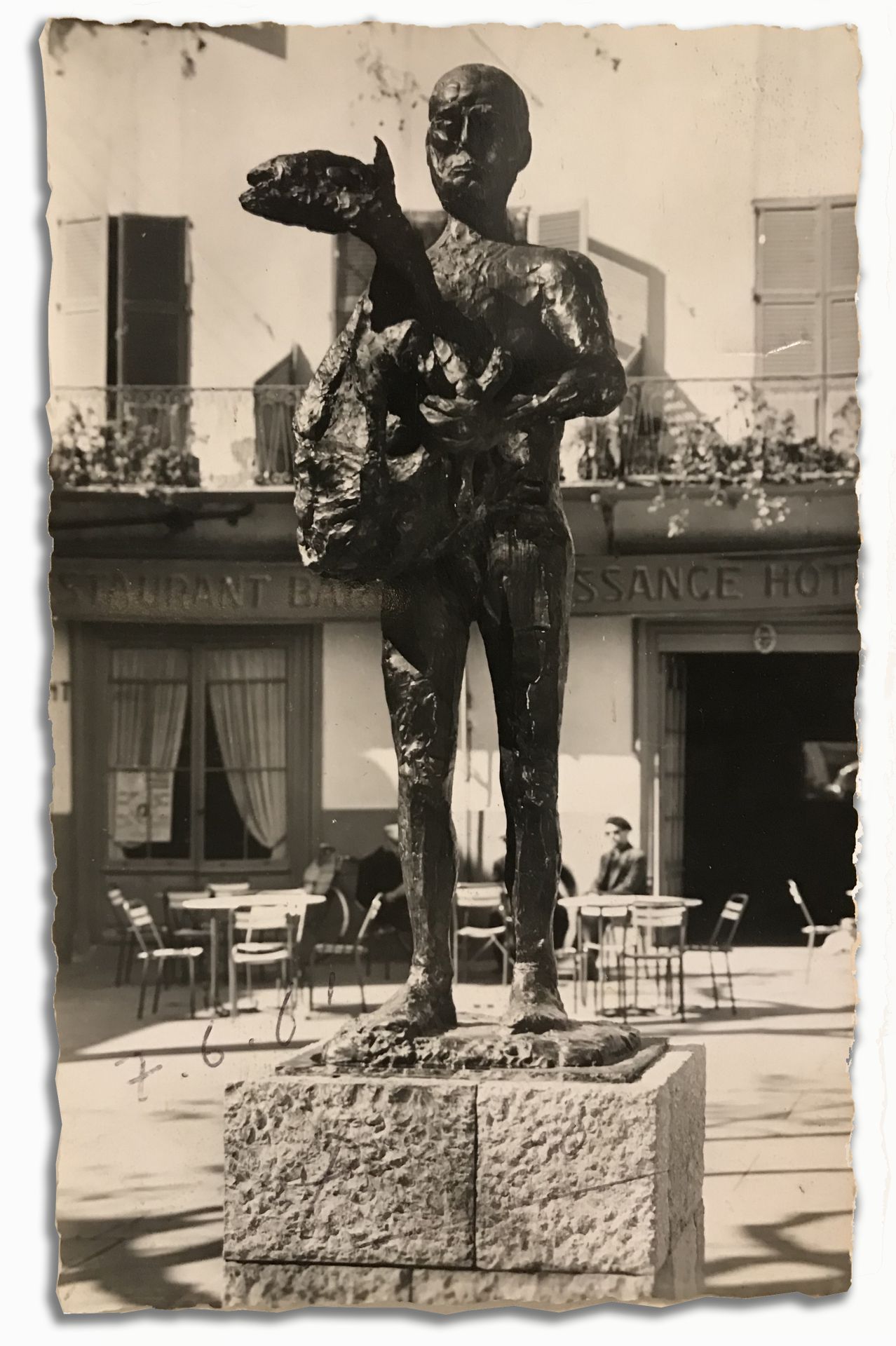 Null Pablo PICASSO (1881-1973)明信片，表现Picasso在Vallauris的雕塑作品 "Man with a sheep"，有艺&hellip;
