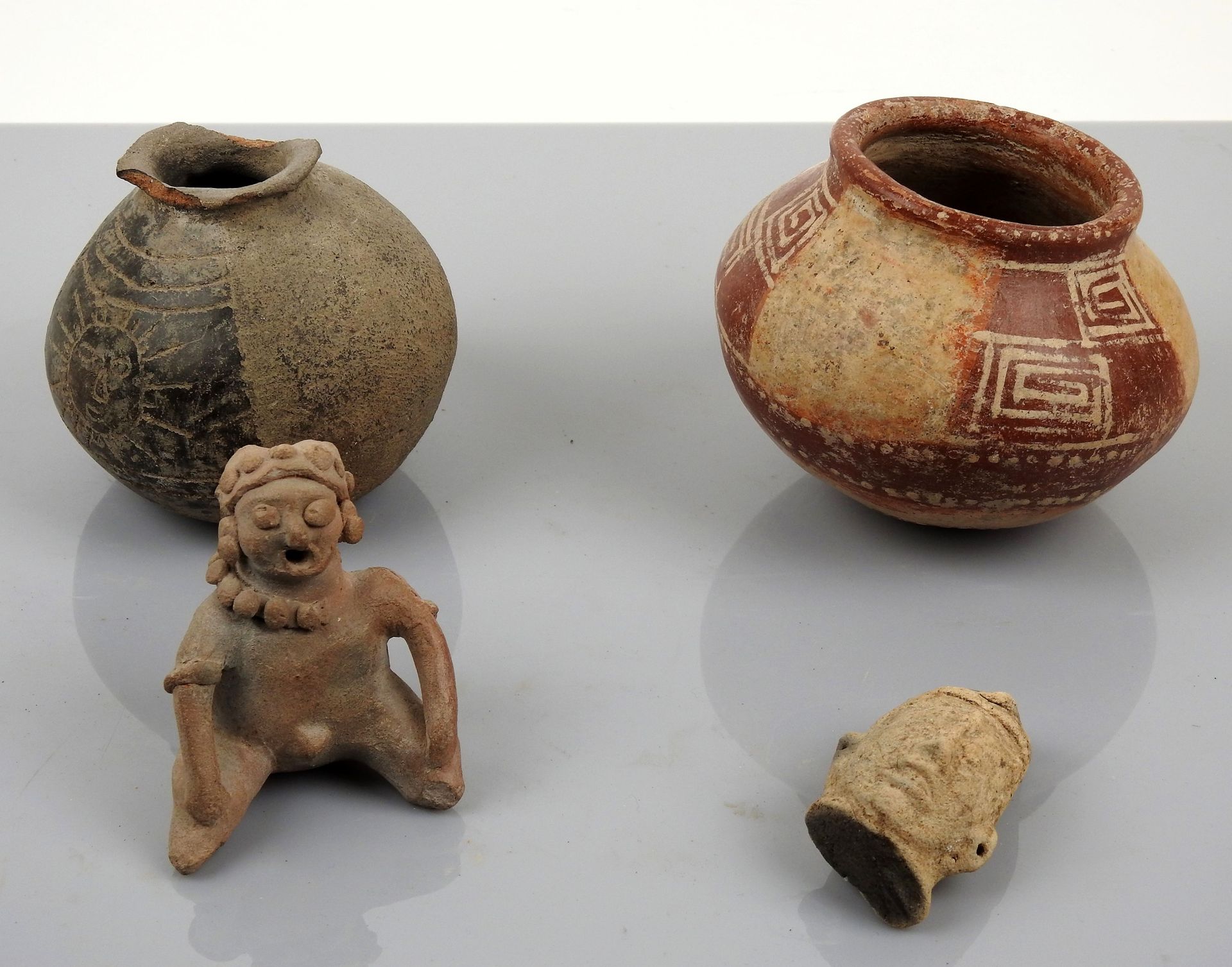 Null Quatre objets en terre cuite, une tete dans le goût maya, un vase style inc&hellip;