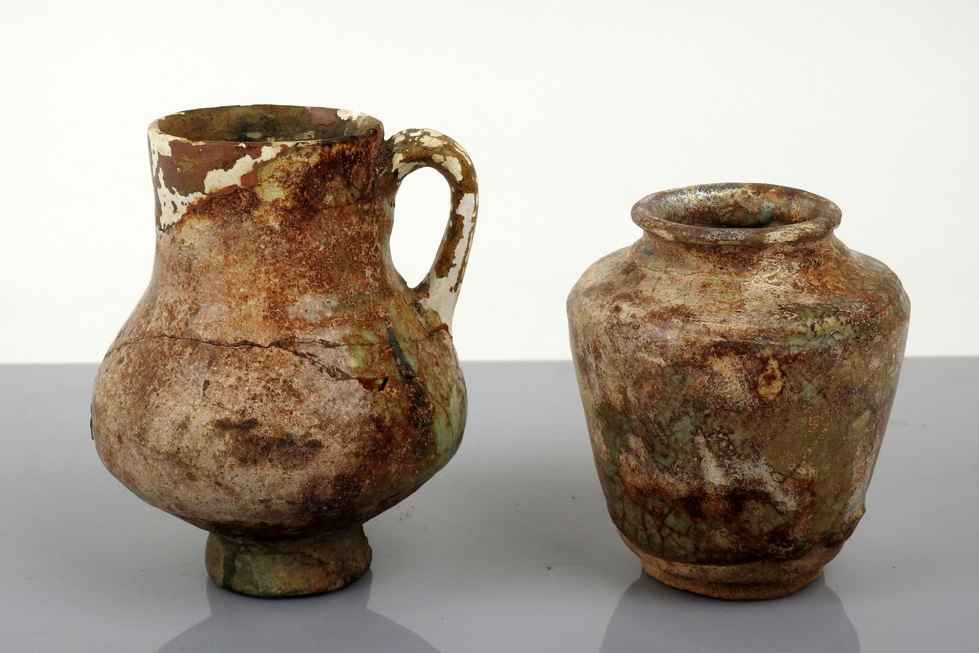 Null 浅绿色釉面的陶瓷罐和壶

陶器10和13厘米修复壶身

伊斯兰世界 公元X-XII世纪