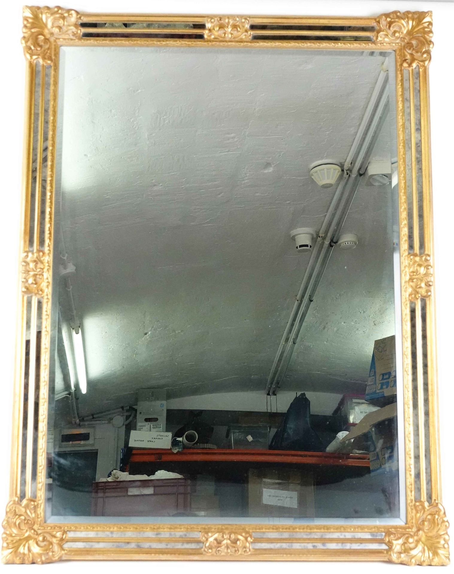 Null Großer Spiegel mit Glasleisten aus vergoldetem Holz und Stuck mit Rankendek&hellip;