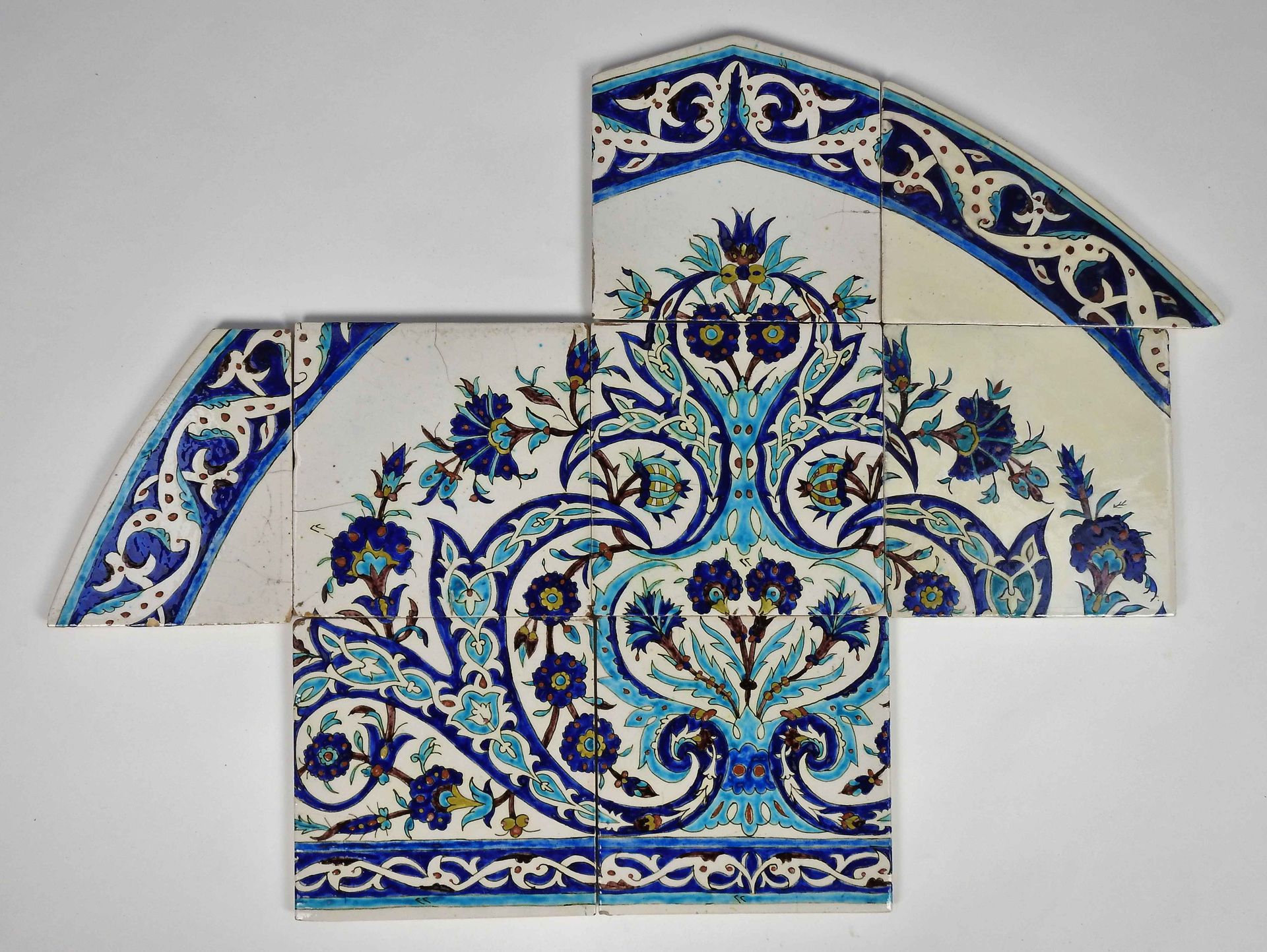 Null 
土耳其，奥斯曼帝国

库塔赫亚的多色陶瓷瓦片

约18世纪

60x 60厘米