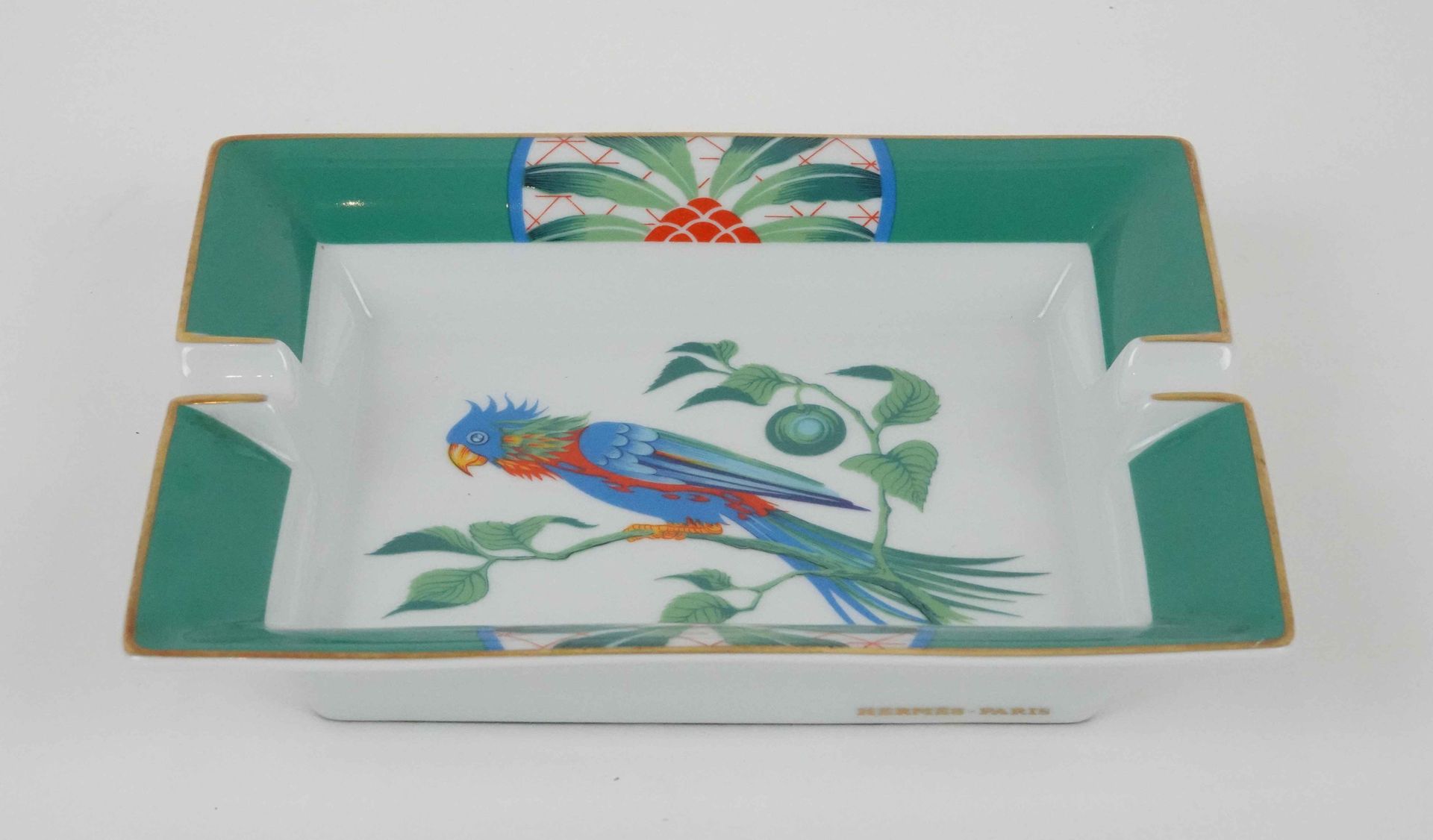 Null 巴黎爱马仕 法国制造

瓷质搪瓷烟灰缸，有臀部的鹦鹉设计

长：20 x 宽：16 cm