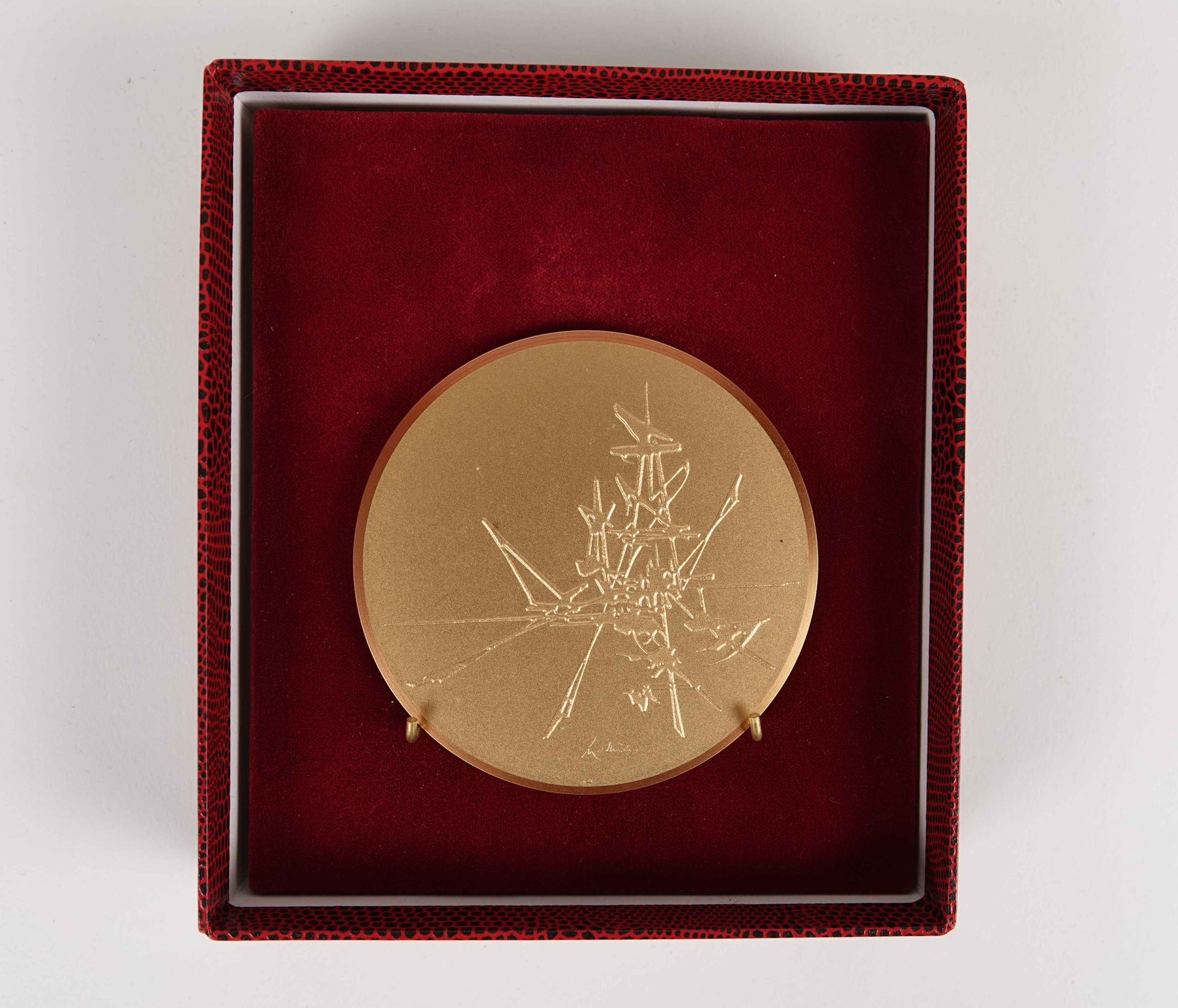 Null 乔治-马蒂厄 (1921-2012)

鎏金铜牌，阿基坦州，有签名和标题

在其红色的箱子里

直径8.5厘米