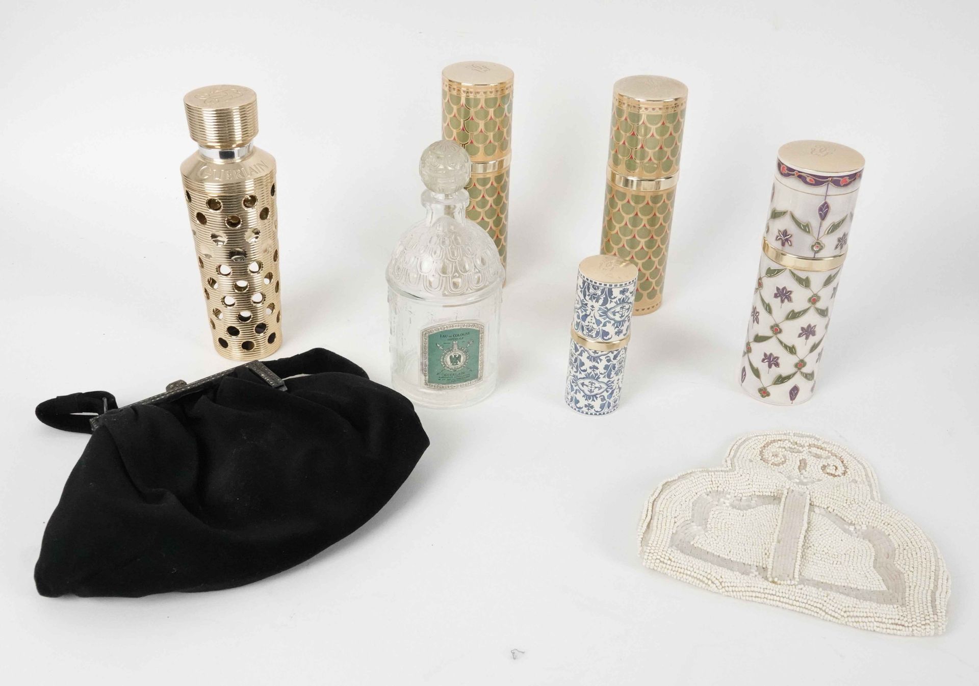 Null 时尚/复古

一套包括娇兰在内的香水瓶和装饰艺术风格的晚装袋

如是