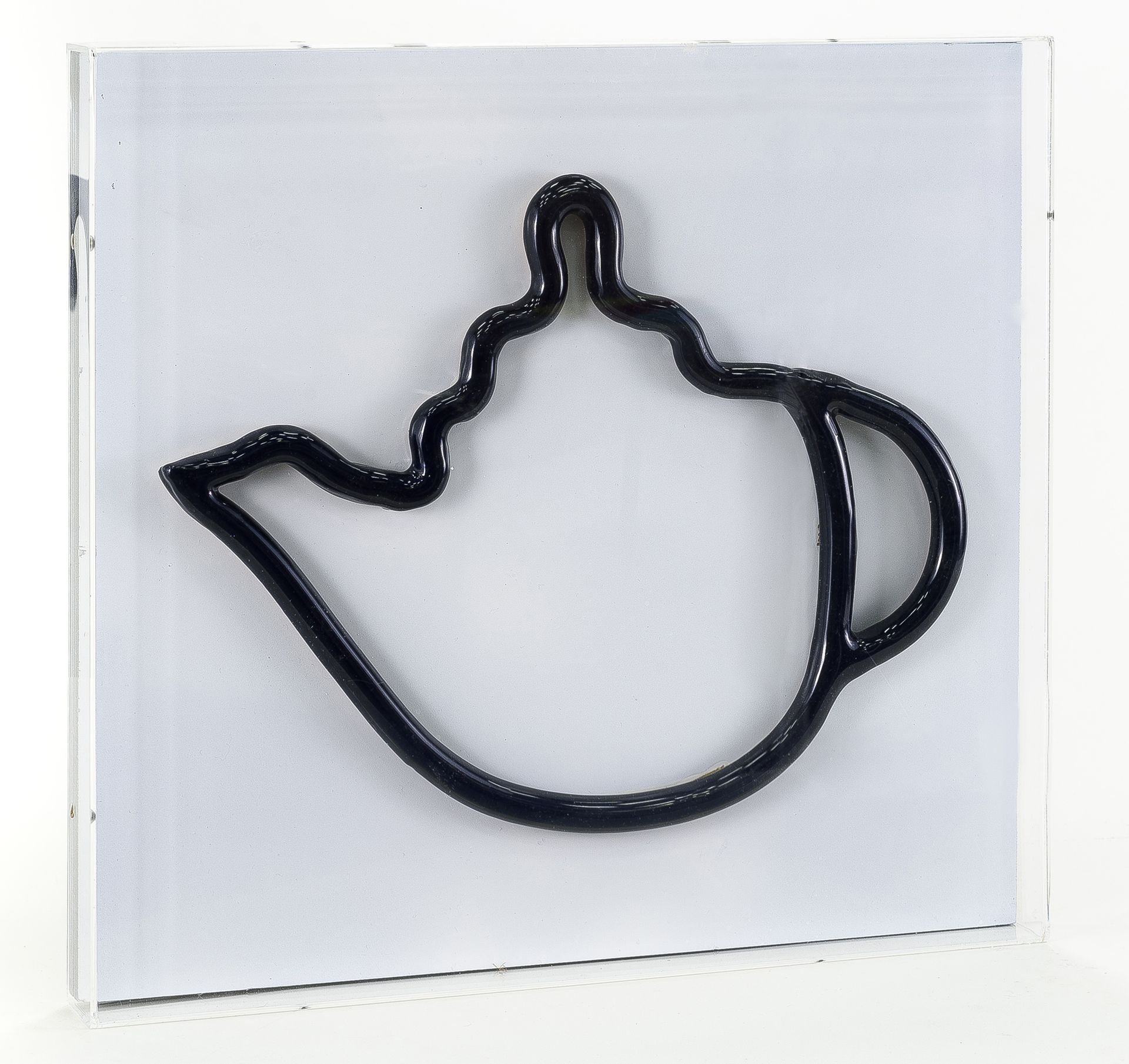 Giorgio LAVERI (ne en 1950) Mokart（白底黑字），2016
陶瓷浮雕（咖啡壶）
在木板上（墙面作品）
在有机玻璃保护下呈现
有艺&hellip;