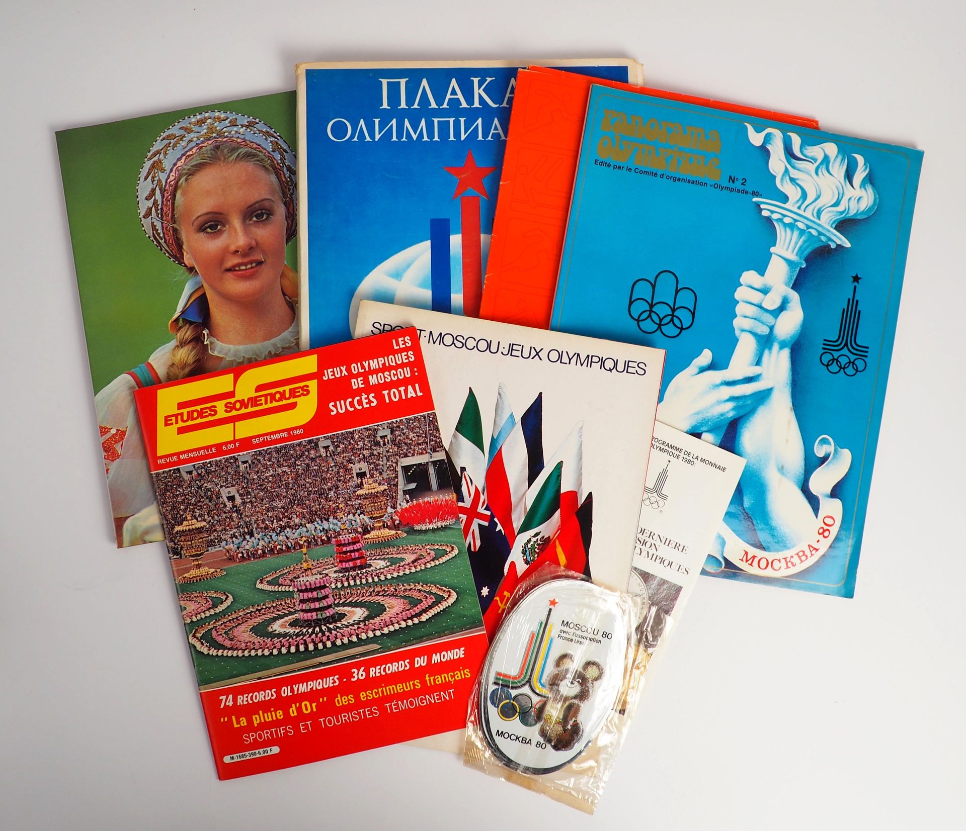 Null 奥运会/莫斯科，1980年夏。关于这些重要运动会的九套珍品：a）第2期和第14期《奥林匹克全景》；b）1980年9月的《苏联研究》；c）《体育》杂志，&hellip;