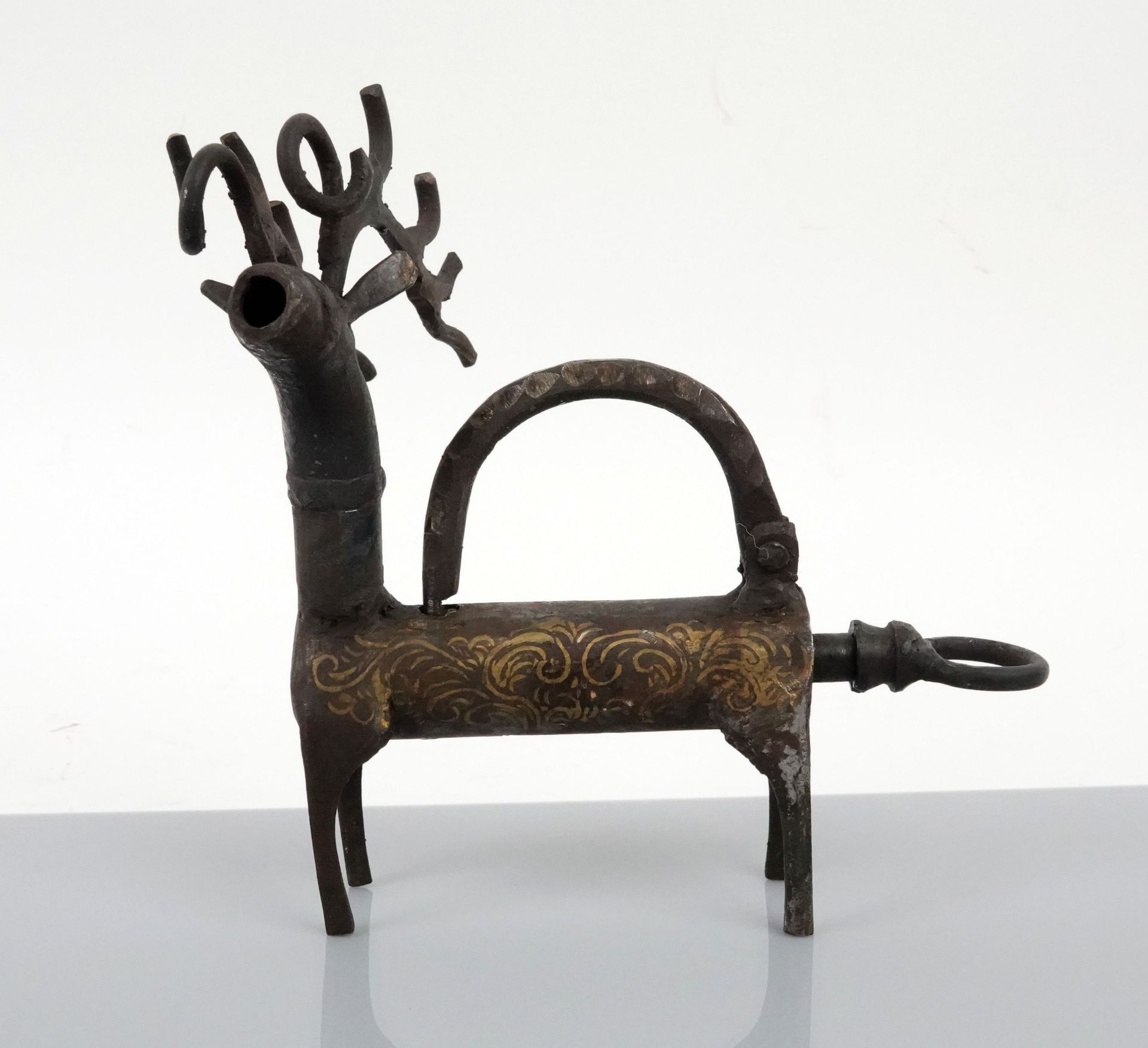 Null 带雄鹿装饰的伊斯兰挂锁，锁体上嵌有阿拉伯式花纹

金属17厘米