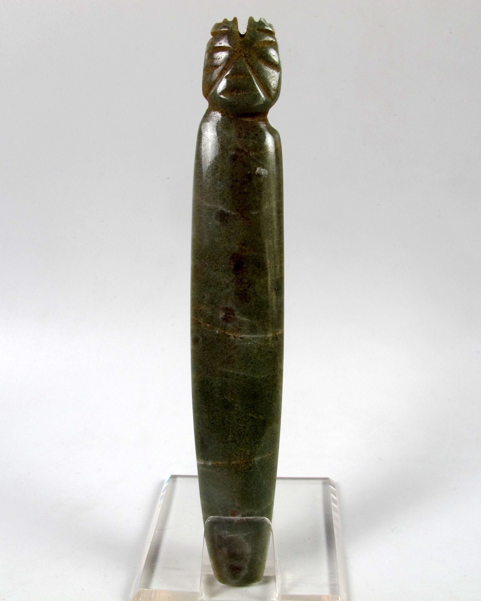 Null Langer Nicoya-Lamellenanhänger aus Jade mit menschlichem Kopf.

Transluzent&hellip;