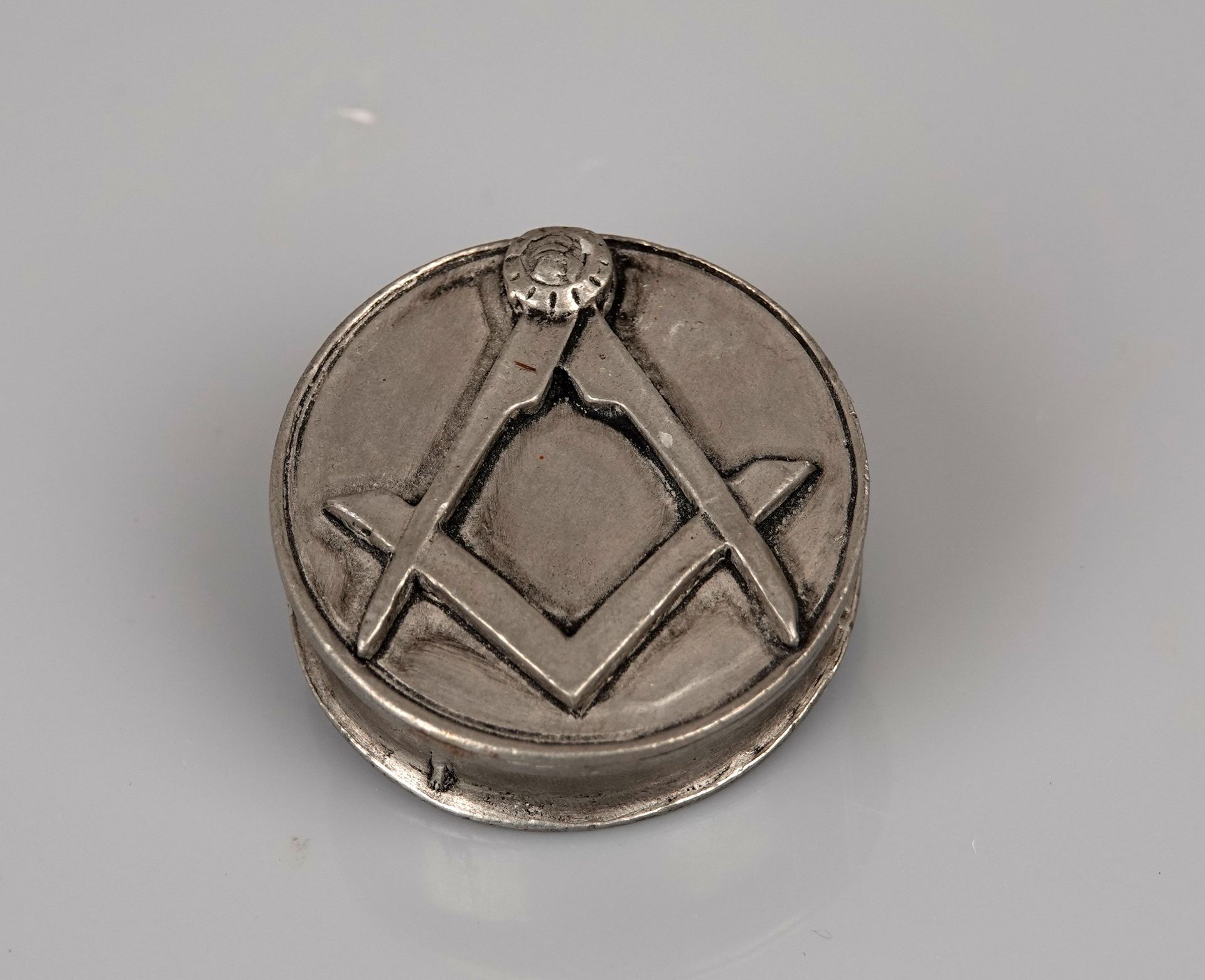 Null Franc maconnerie

Boîte métal Xxème siècle 4,5 cm