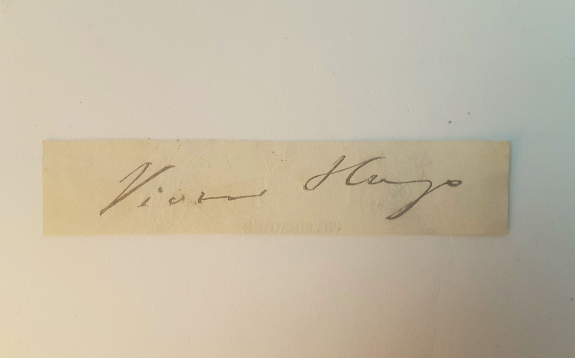 Null 维克多-雨果[1802-1885，作家]/他的亲笔签名从邮寄页上剪下：纸上的完整签名10.5 x 2厘米/附："维克多-雨果"，作者Albert Ci&hellip;