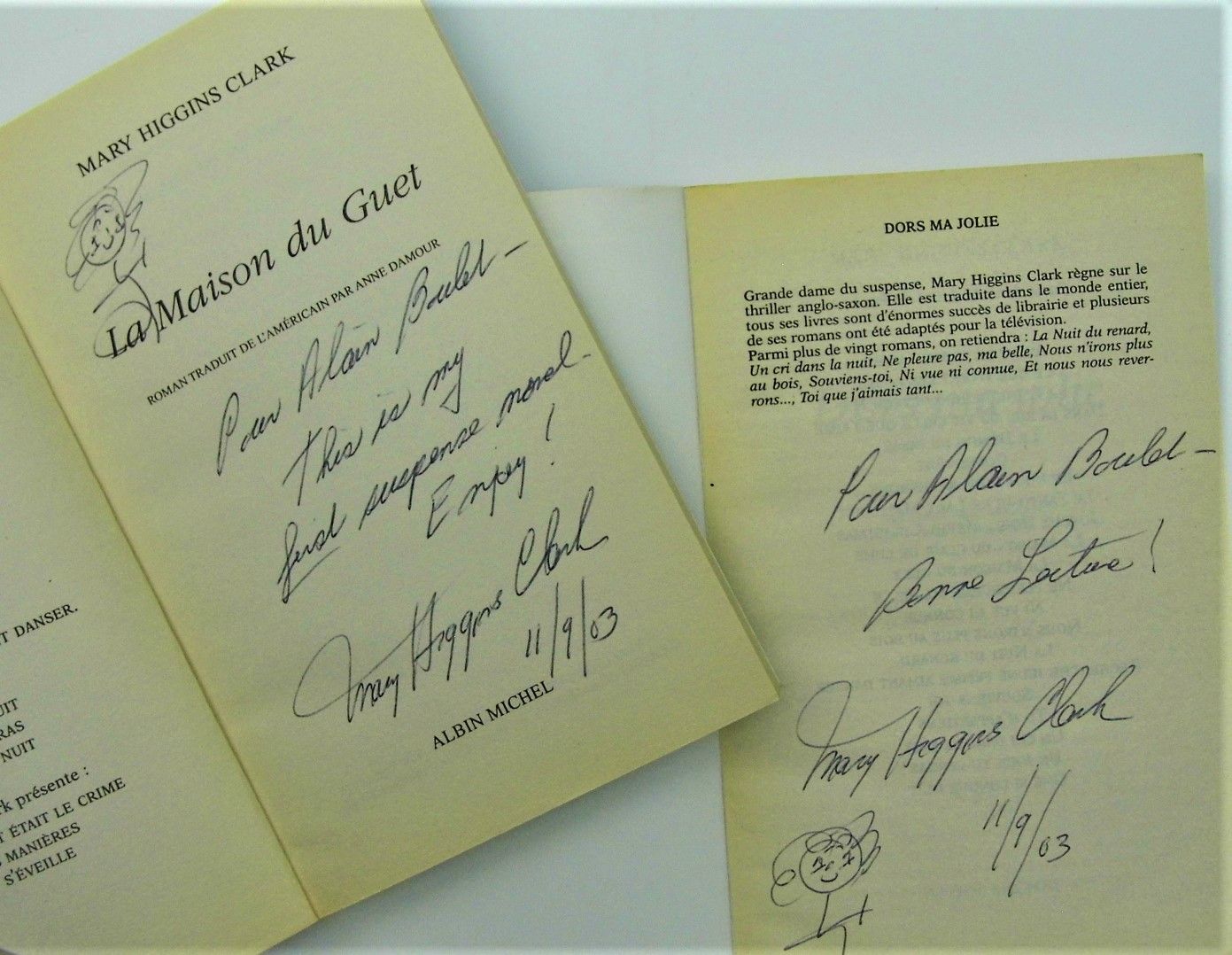 Null 玛丽-希金斯-克拉克（1927-2020，成功的美国小说家，绰号 "悬疑女王"）/一套2本书，由她在2003年亲笔签名。"La Maison du G&hellip;