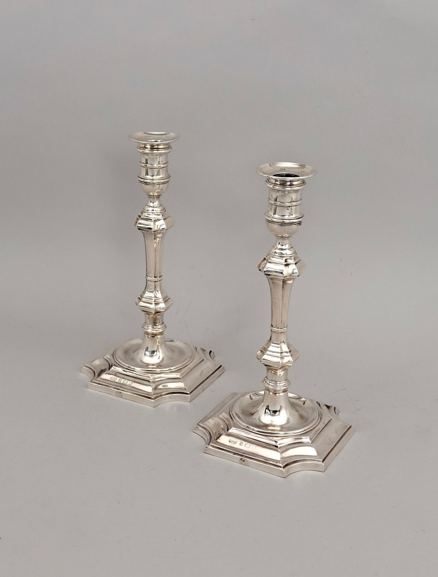 Null Paar Kerzenhalter Flambeaux in, Silber 925 MM, achteckige Basis, Schaft mit&hellip;