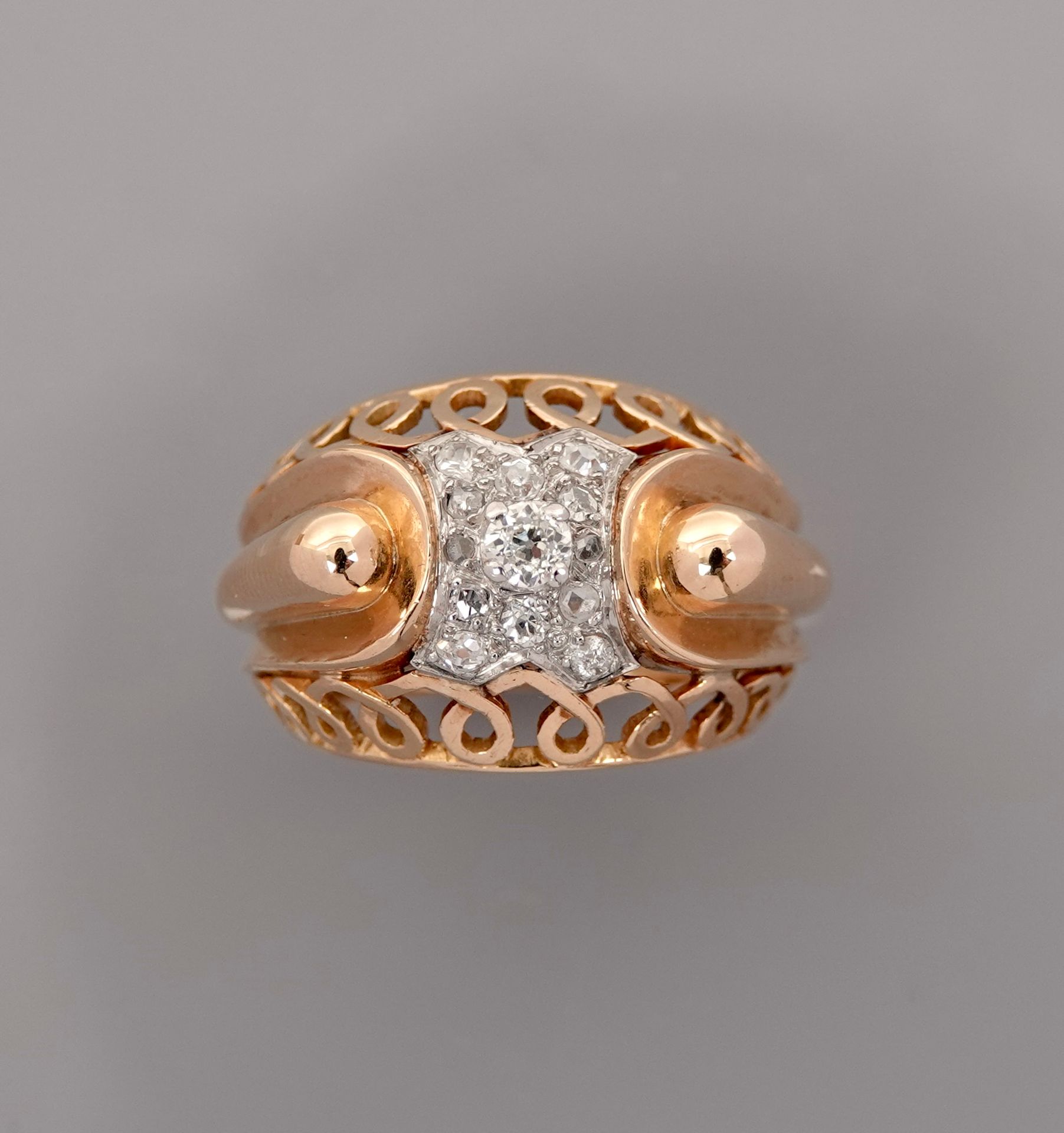 Null 黄金750MM和铂金900MM戒指，以钻石为中心，采用镂空的格子设计，约1940年，尺寸：55，重量：10.6克，毛重。