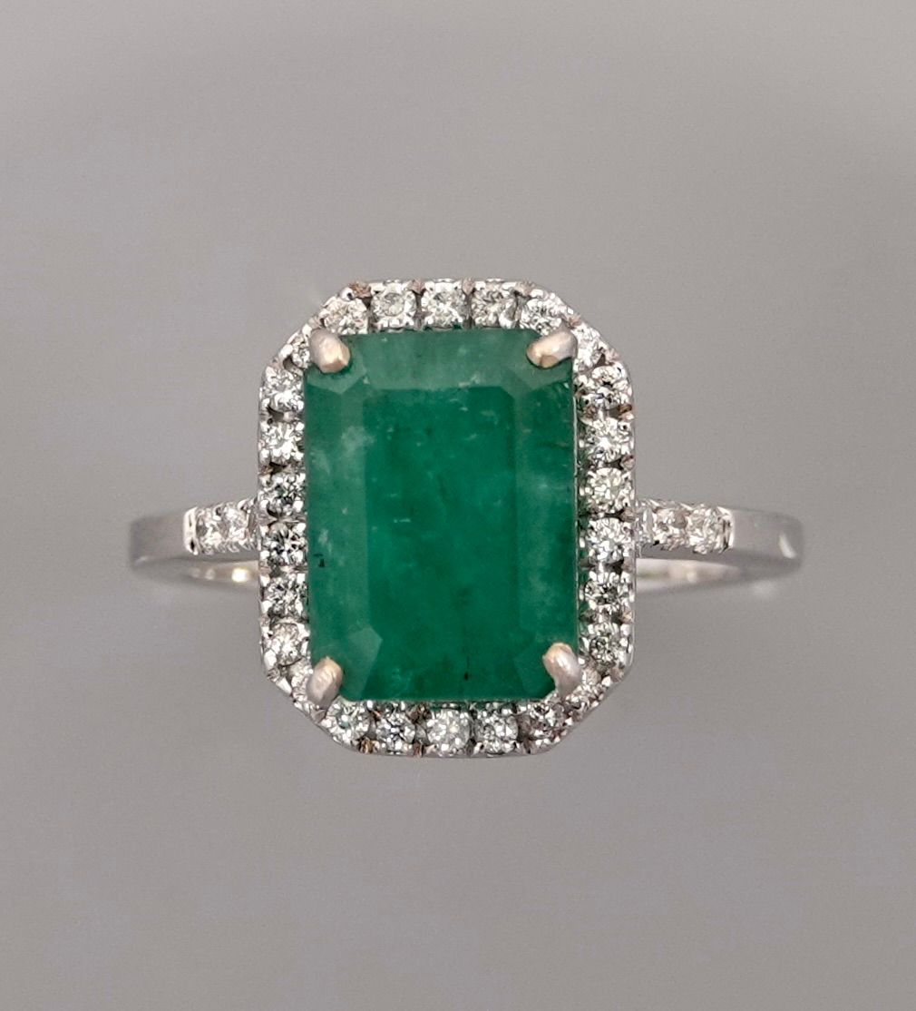Null 白金戒指，750毫米，以一颗重约2.50克拉的祖母绿为中心，周围和肩部镶有钻石，尺寸：51/52，重量：4.1克，毛重。