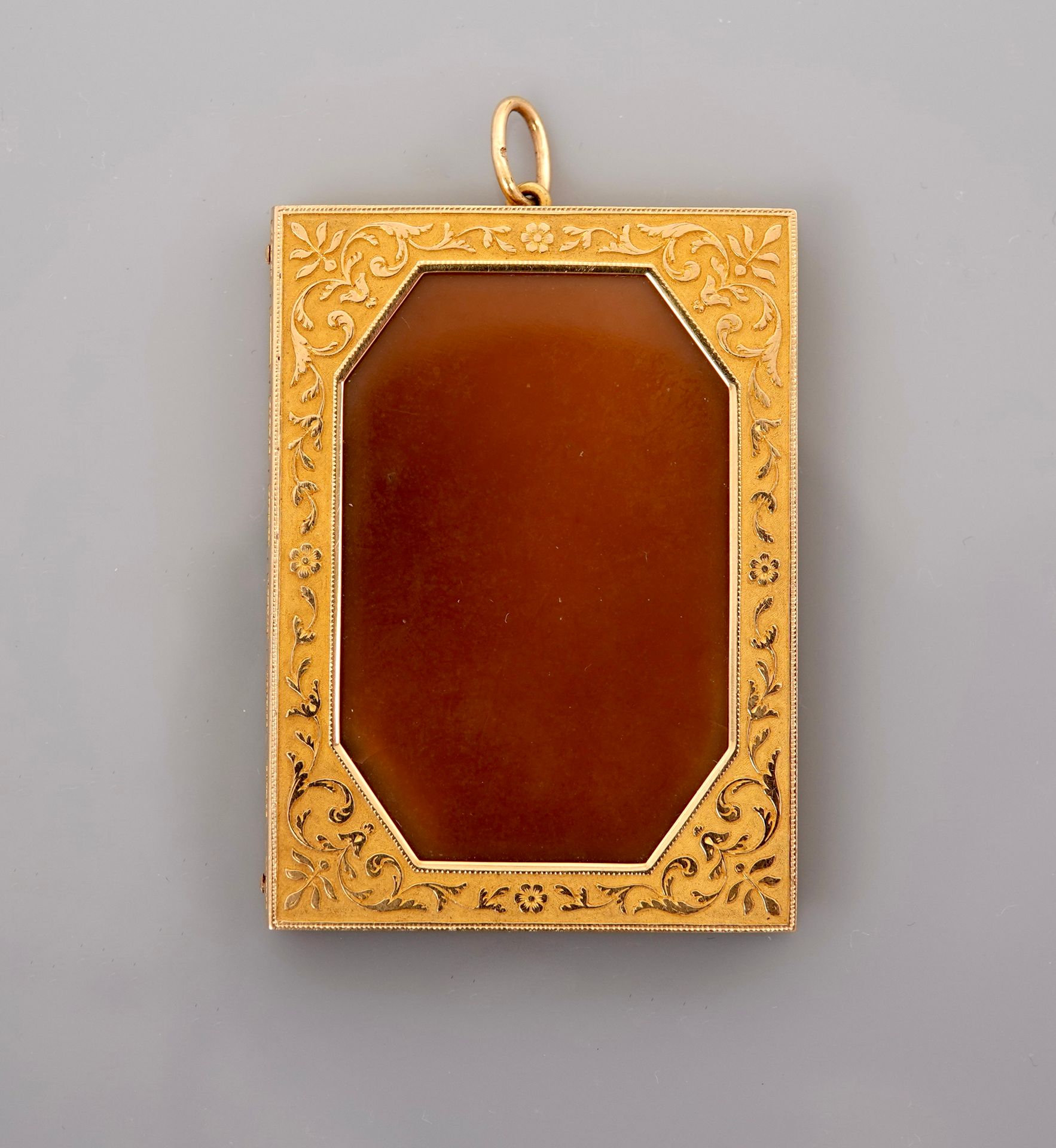 Null 代表一本合上的书的黄金吊坠，750毫米，覆膜并刻有浮雕和刻痕，镶嵌两颗棕色玛瑙（其中一颗碎裂），尺寸为5 x 3.6厘米，19世纪，重量：毛重29.2&hellip;