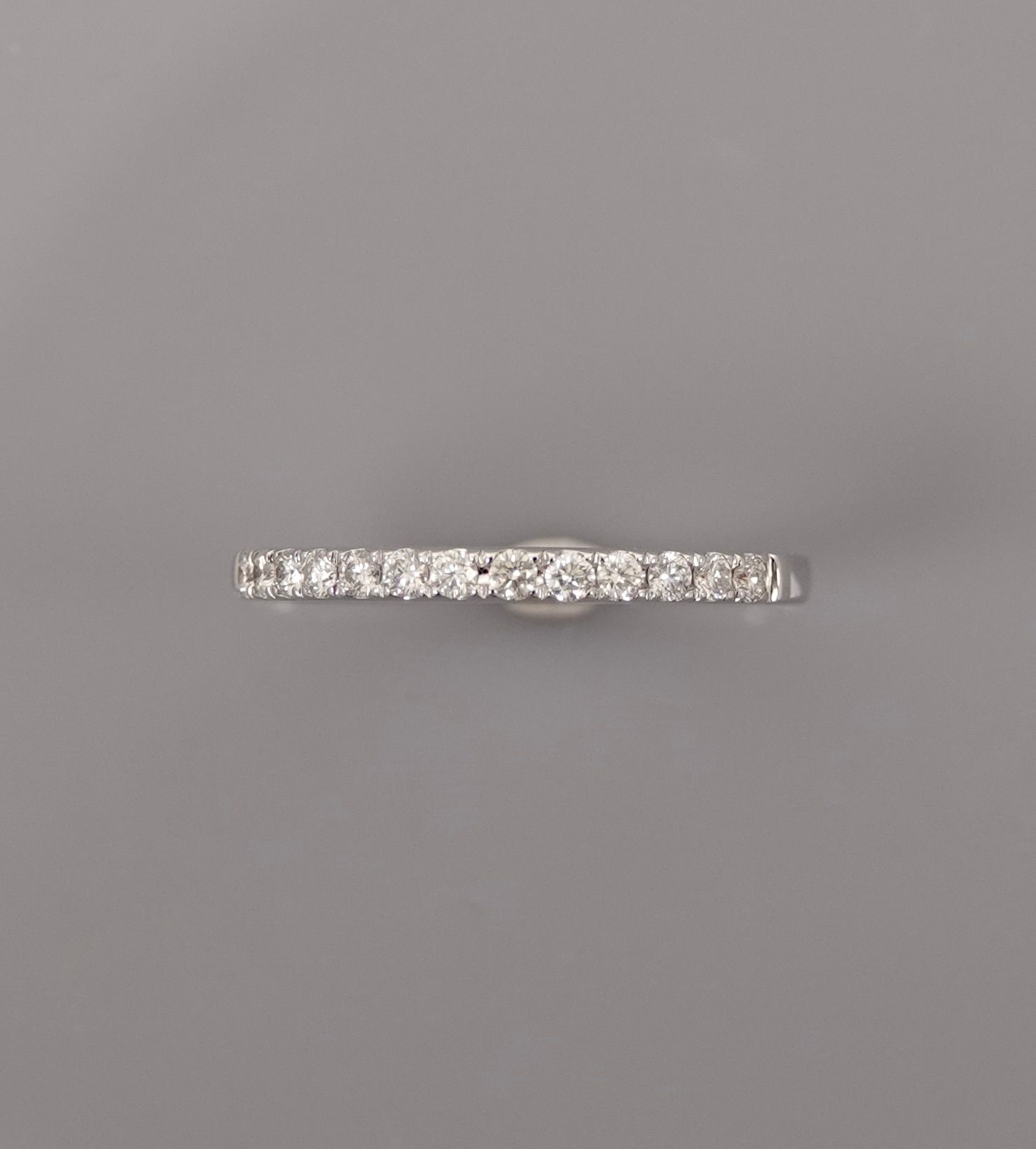 Null 白金半婚戒，750毫米，中心有钻石，尺寸：51，重量：1.5克，毛重。