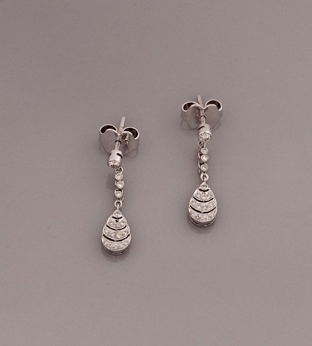Null Petits pendants d'oreilles d'or gris, 750 MM, ornés de diamants portant un &hellip;