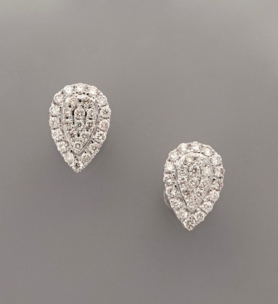 Null 白金梨形耳环，750毫米，镶有钻石，重量：1.7克。