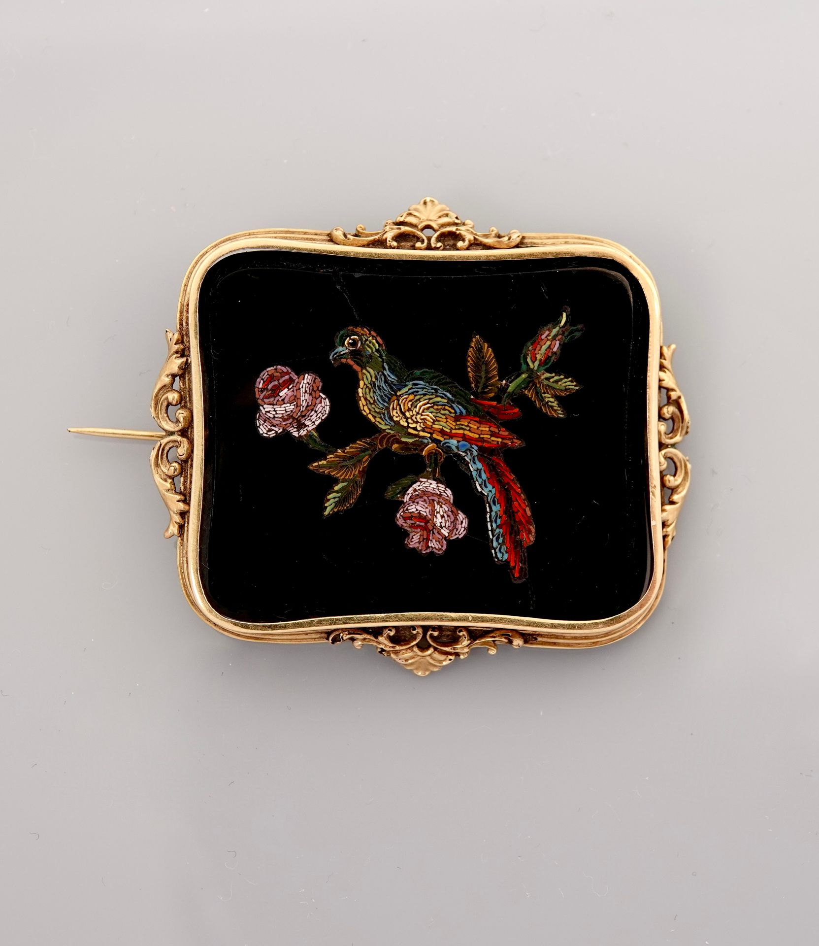 Null Brooch in yellow gold, 750 MM, decorated with a micro-mosaic drawing a bird&hellip;