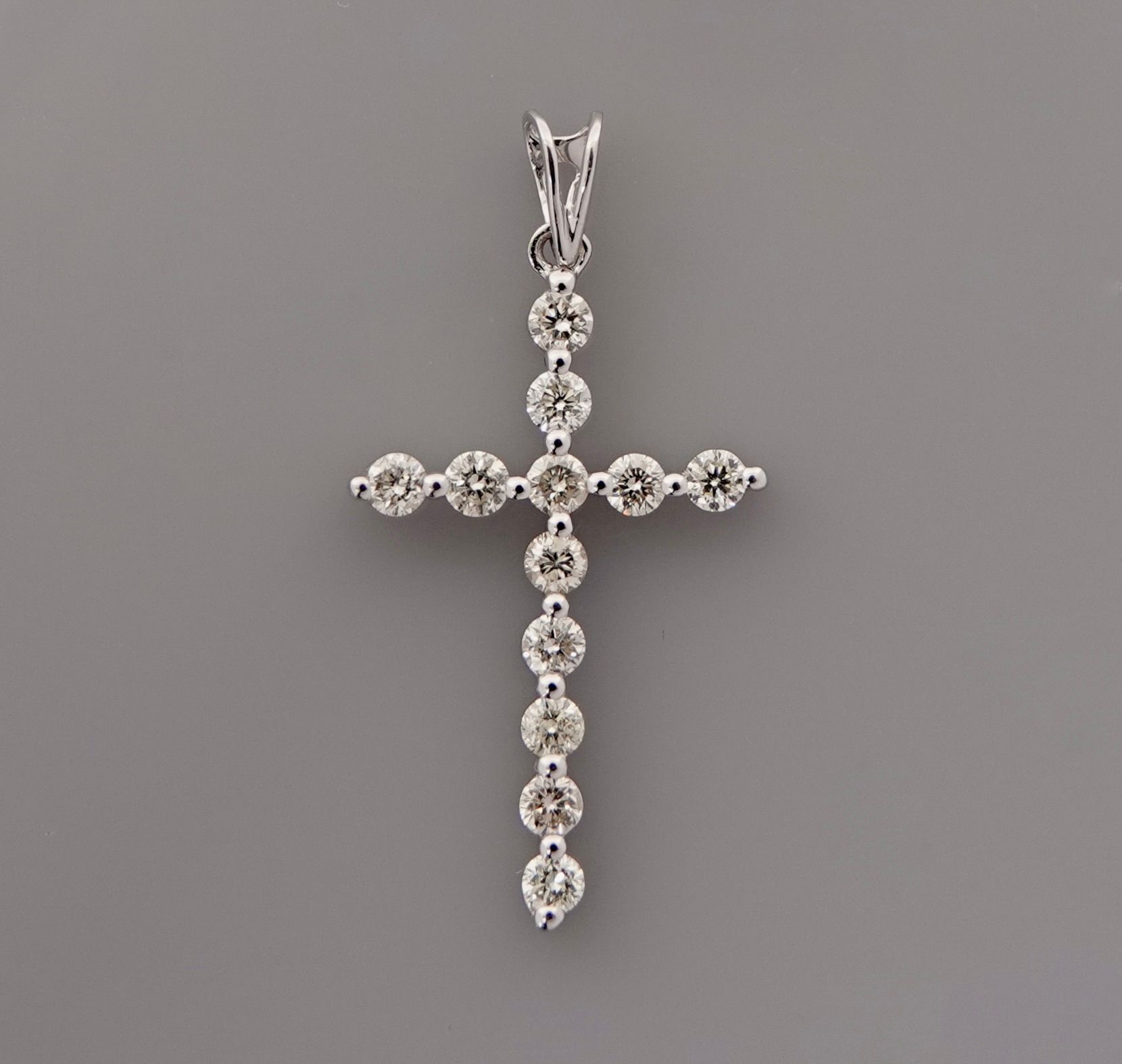 Null 白金十字架吊坠，750毫米，由12颗钻石衬托，总重约0.40克拉，尺寸2.7 x 1.7厘米，重量：0.8克。