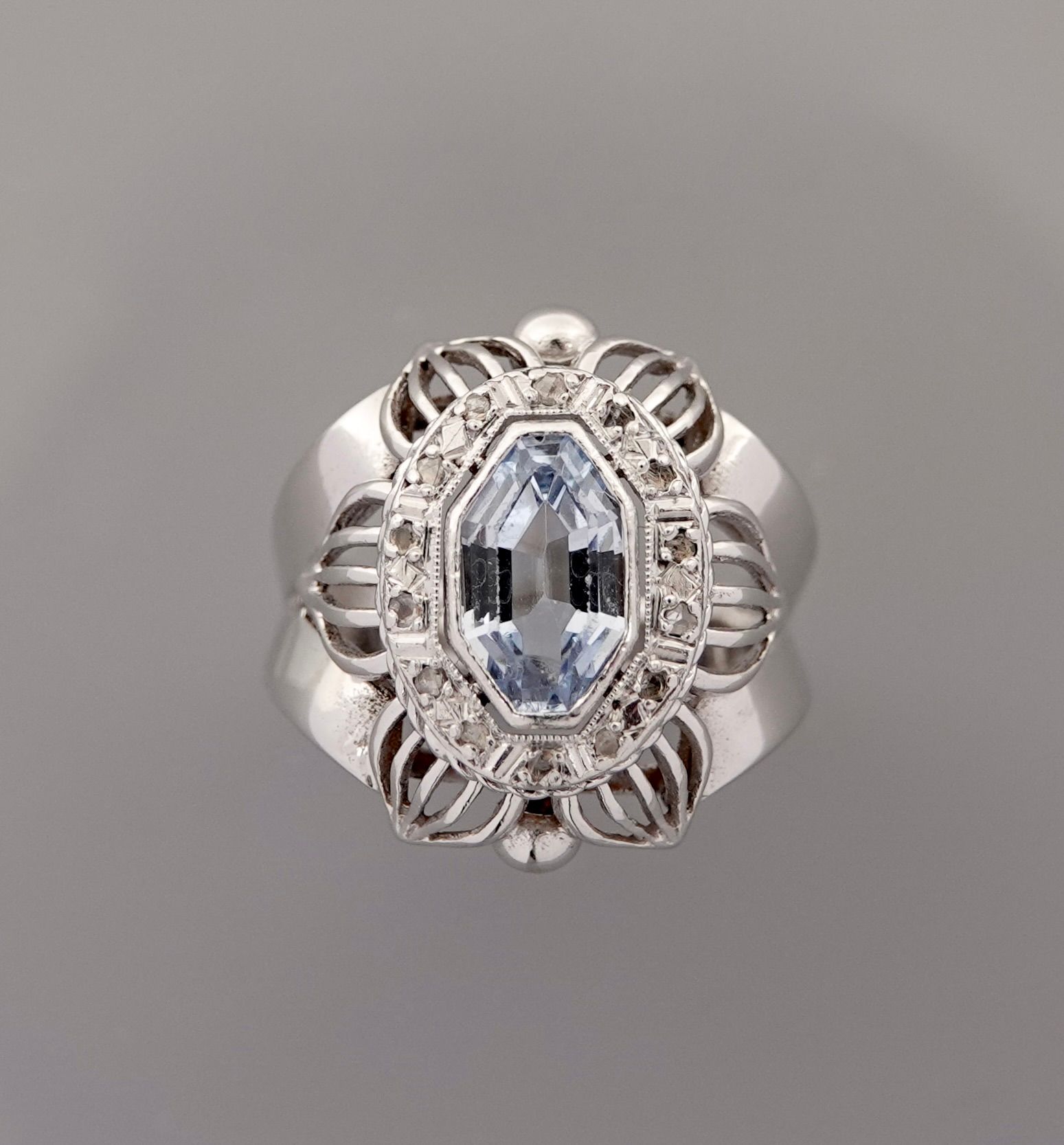 Null 白金鸡尾酒戒指，750毫米，以一颗重约2克拉的八角形海蓝宝石为中心，采用镂空和钻石镶嵌，尺寸：54，重量：9.2克。