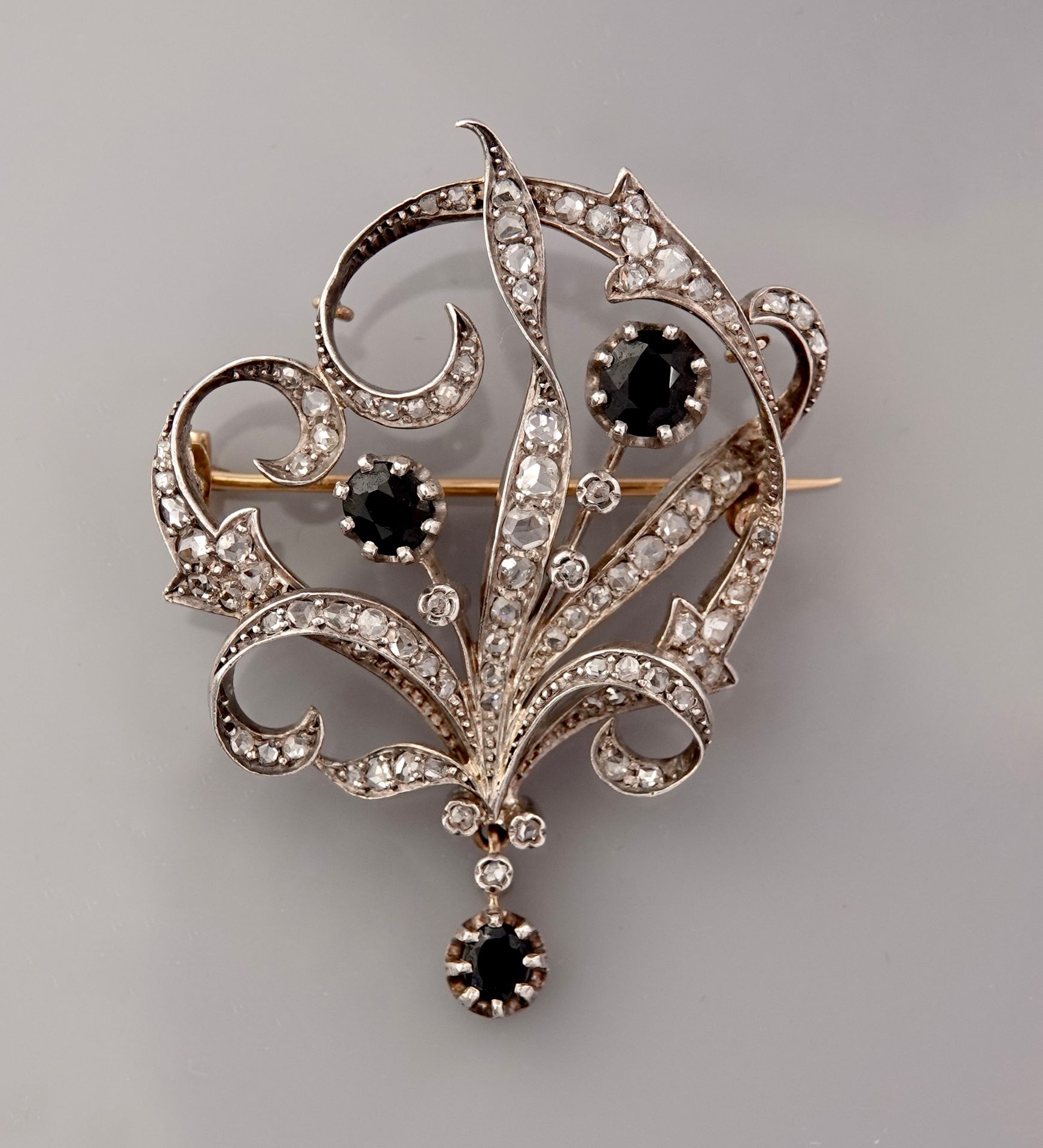 Null 925毫米银和750毫米黄金胸针，钻石环绕三颗蓝宝石，尺寸为5.5 x 4厘米，19世纪，毛重18.8克。