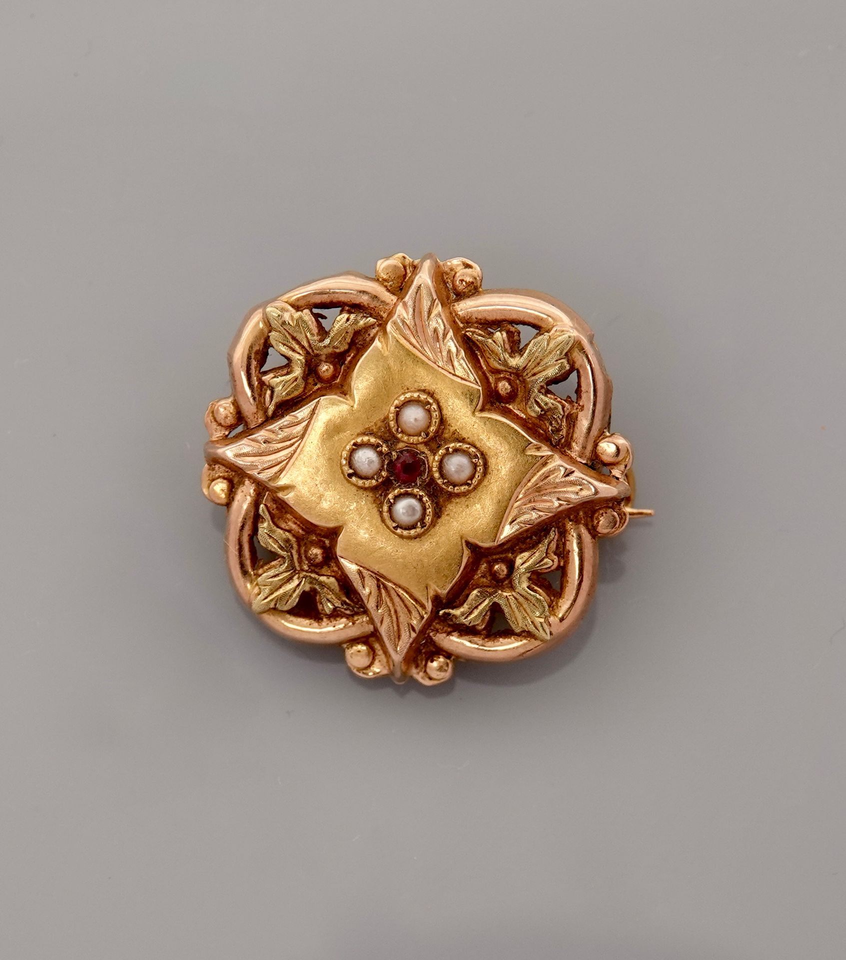 Null 黄金小方形胸针，750毫米，中心有珍珠籽和一颗白宝石，边长22毫米，约1900年，重量：2.3克，毛重。
