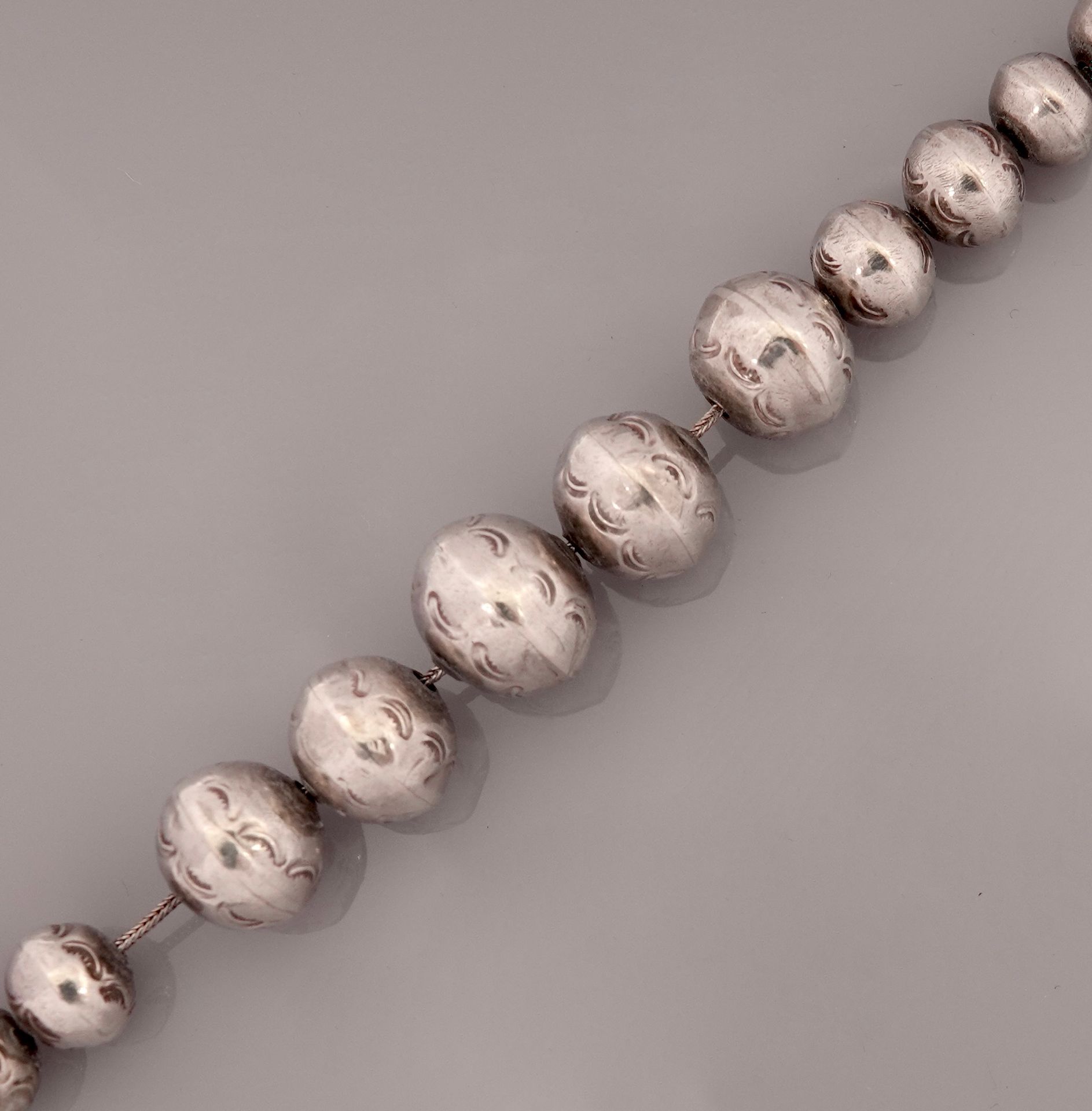 Null 珍珠项链，银质925毫米，刻有浅浅的落款，穿在圆链上，长43厘米，可能是墨西哥作品，1970年左右，重量：48.5克，毛重。