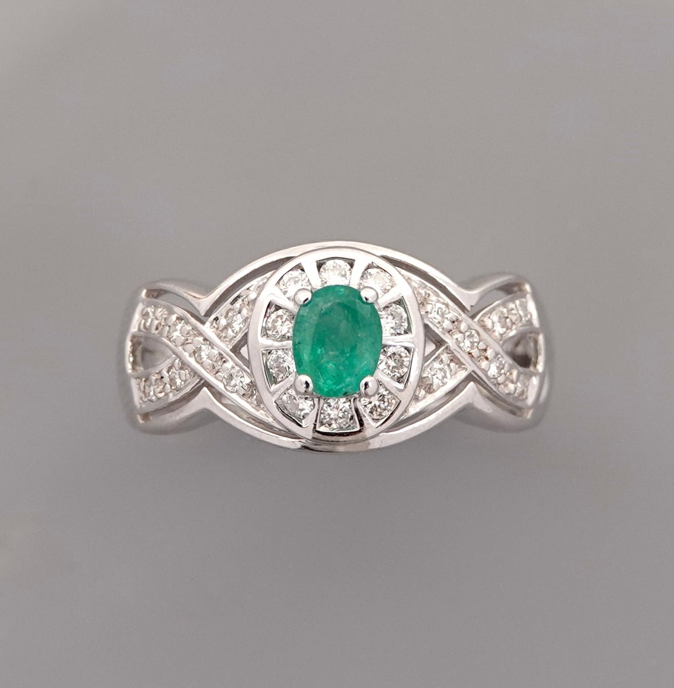 Null 白金戒指，750毫米，以椭圆形祖母绿为中心，周围和肩部镶有钻石，尺寸：51，重量：4.5克。