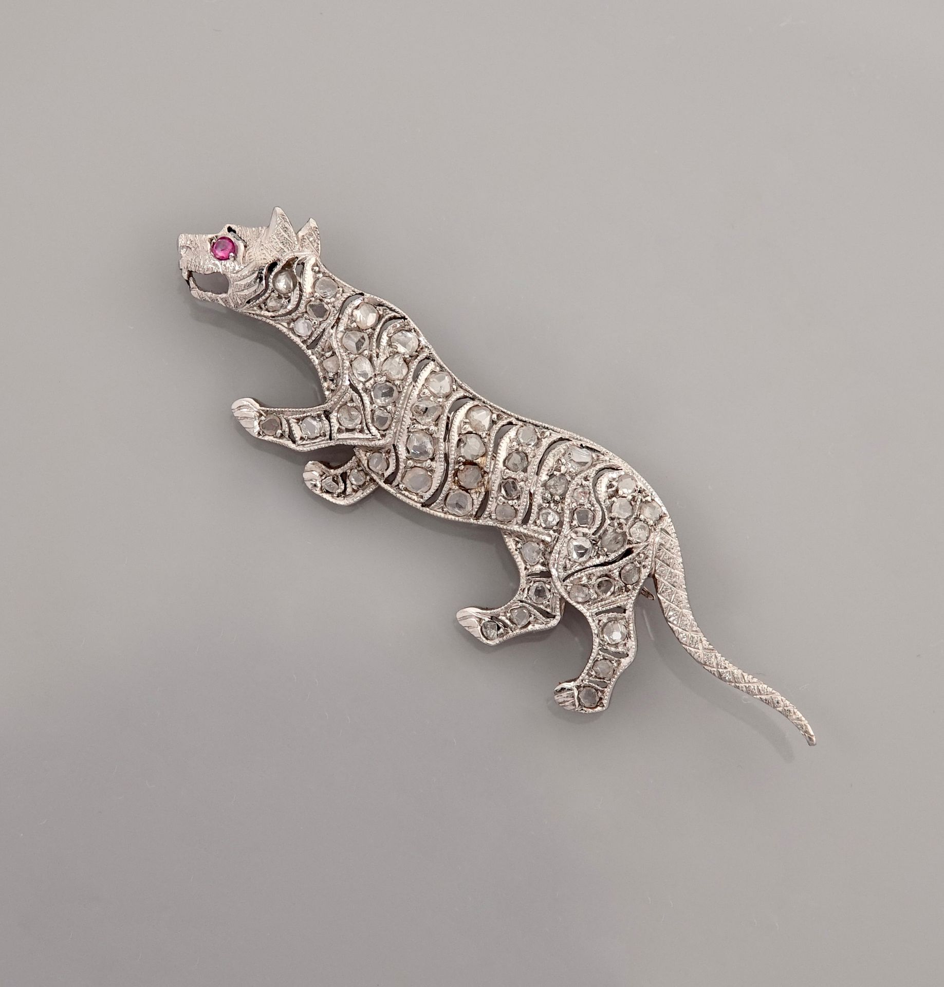 Null 
铂金900毫米胸针，描绘一只行走中的豹子，上面覆盖着玫瑰式切割钻石，长5厘米，重量：4.7克，毛重。