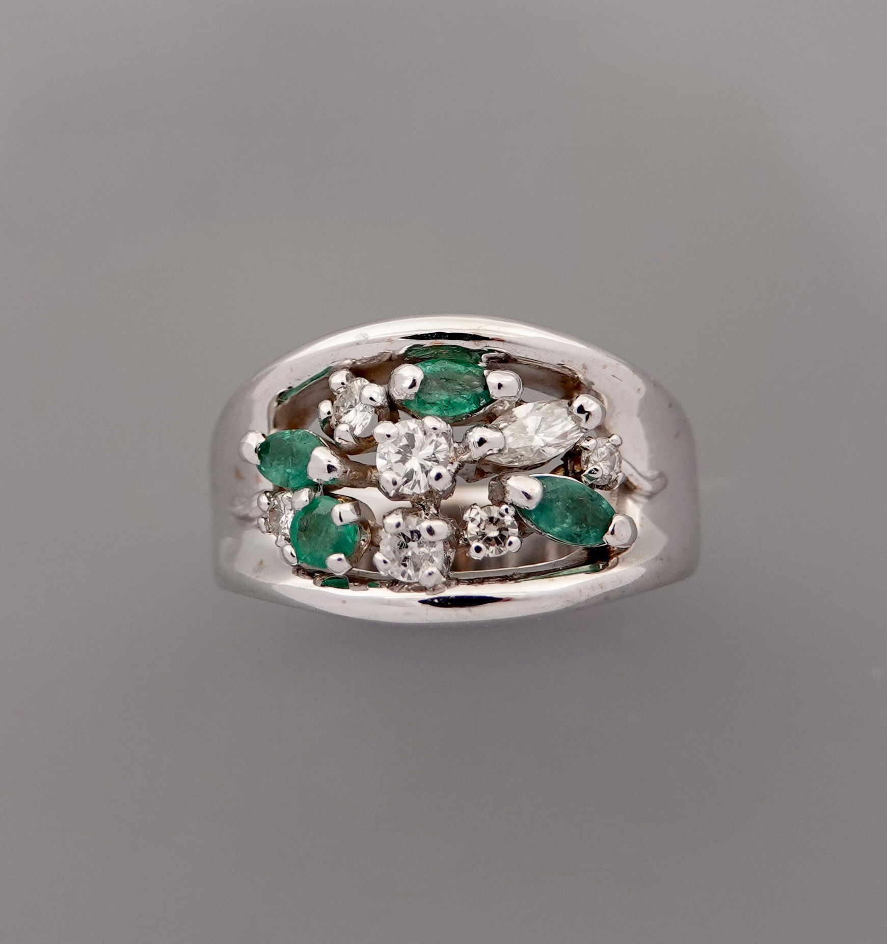 Null 白金带状戒指，750毫米，镶有钻石和圆形或脐形切割祖母绿，可按尺寸镶嵌，尺寸：56，重量：10.55克，毛重。
