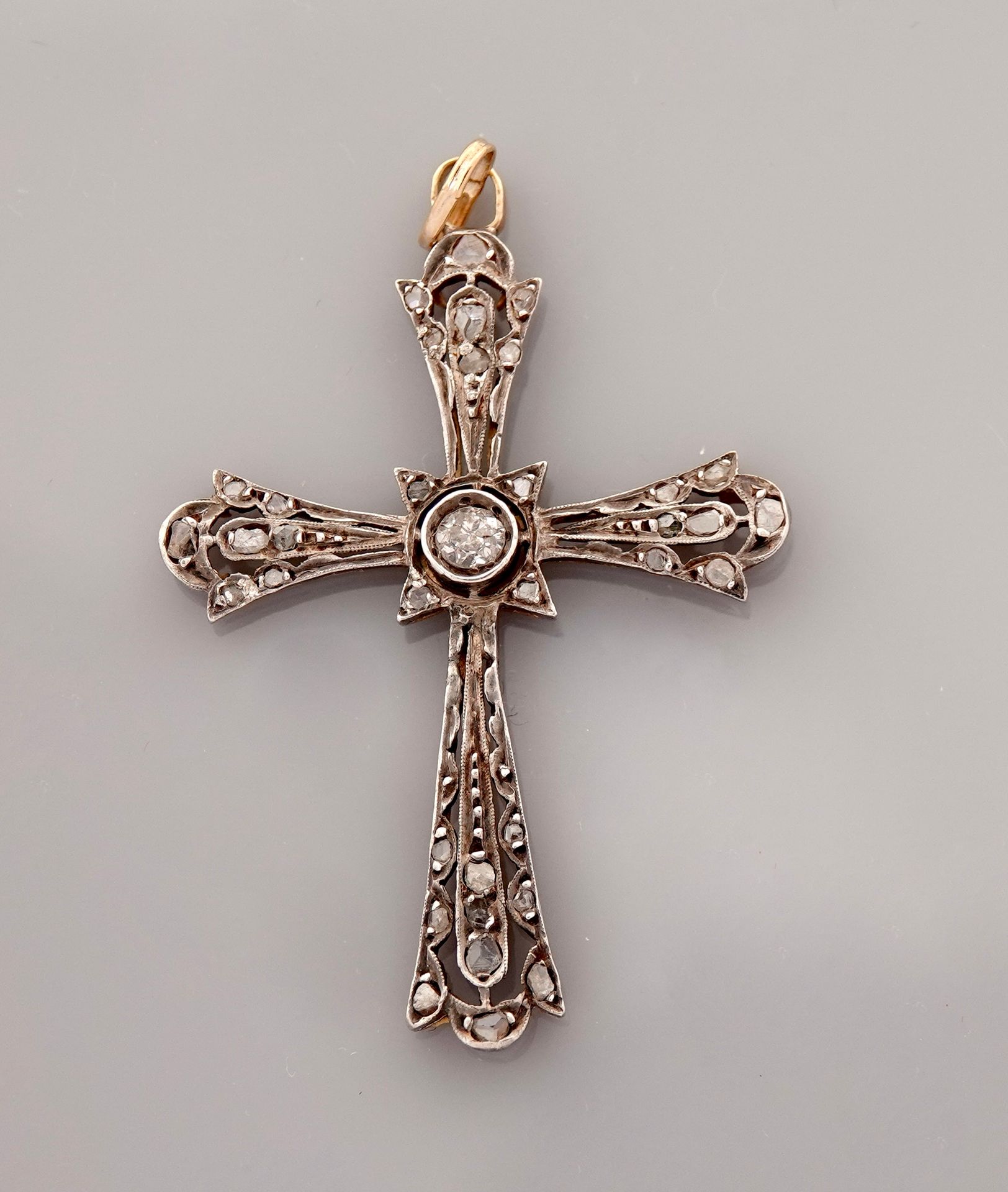 Null 925毫米银和黄金十字架吊坠，585毫米，镶有钻石，尺寸为4 x 3厘米，约1900年，重量：3.3克毛重。