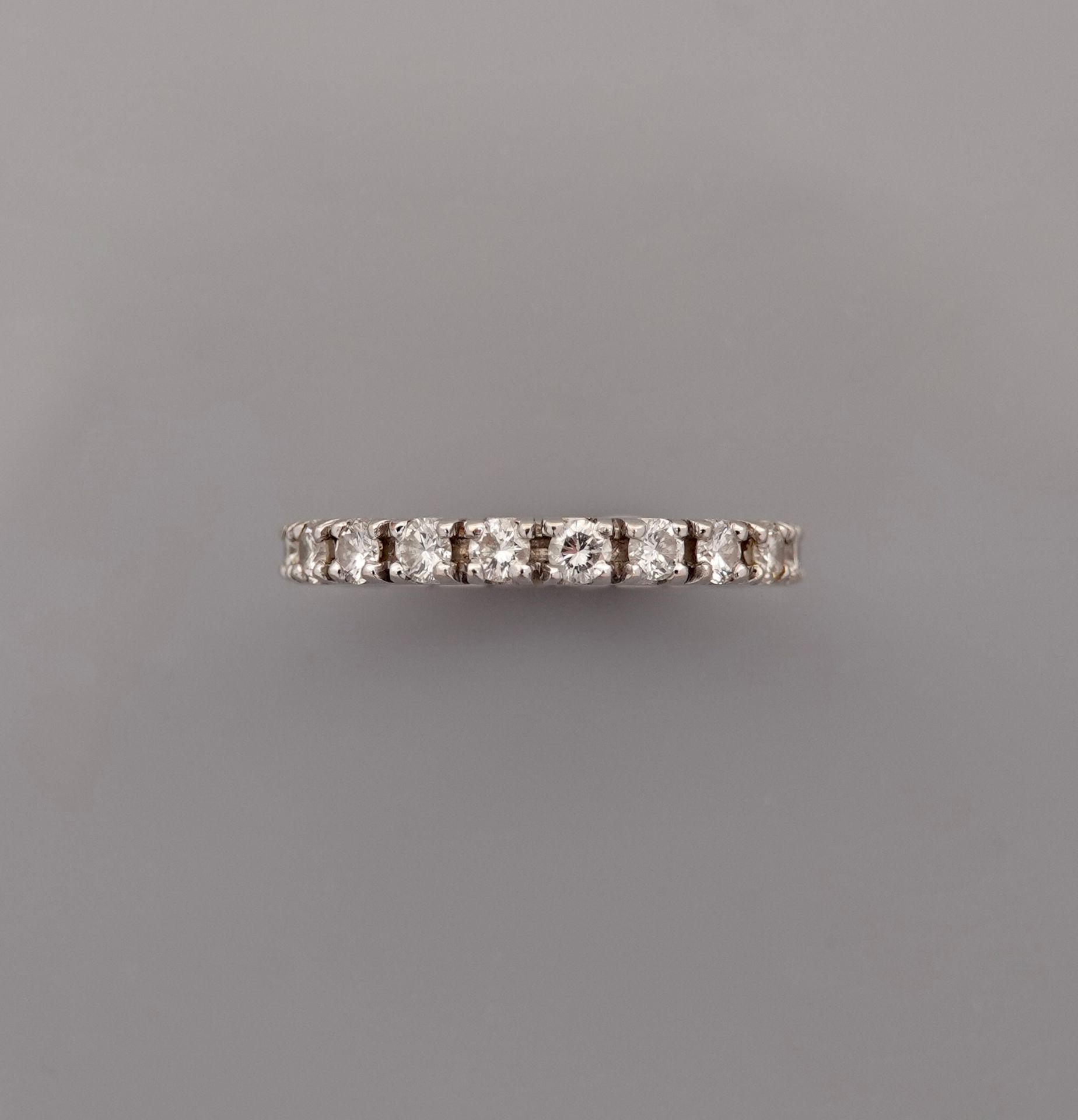 Null 结婚戒指，白金，750毫米，镶嵌钻石共约1克拉，尺寸：52/53，重量：2.9克，毛重。
