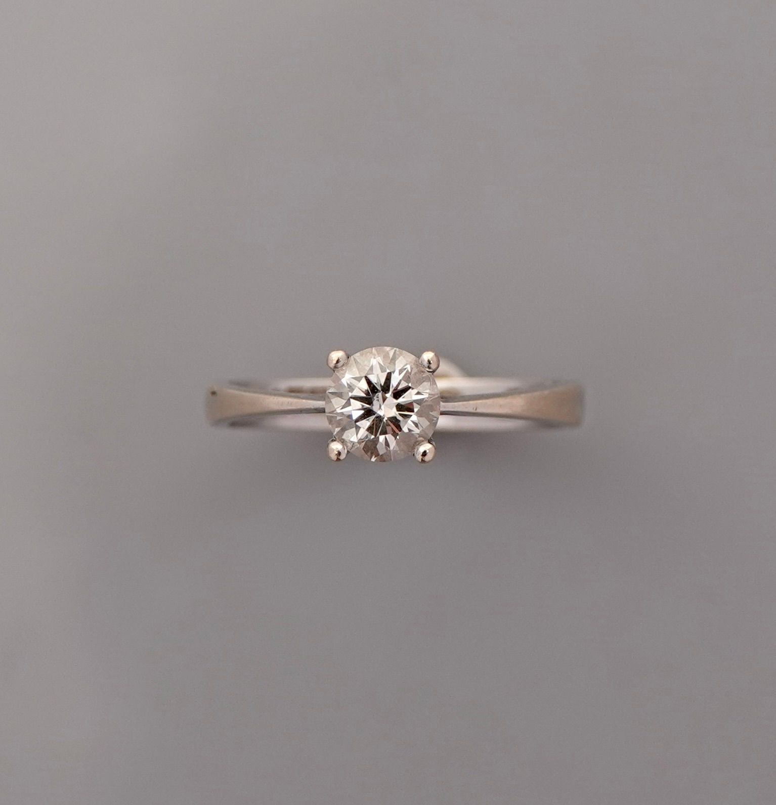 Null 白金单颗戒指，750毫米，镶嵌一颗明亮式切割钻石，重约0.50克拉，尺寸：48，重量：1.9克。