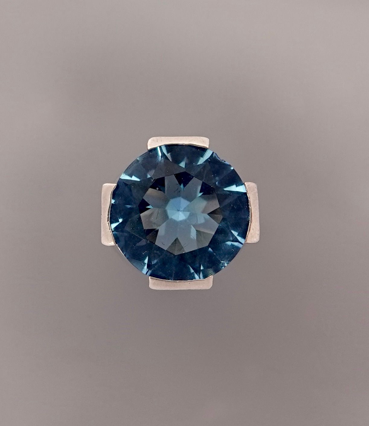 Null 戒指，银质925毫米，镀铑，带蓝色玻璃石（一个爪子要拧紧），尺寸：53/54，重量：21.4克，毛重。