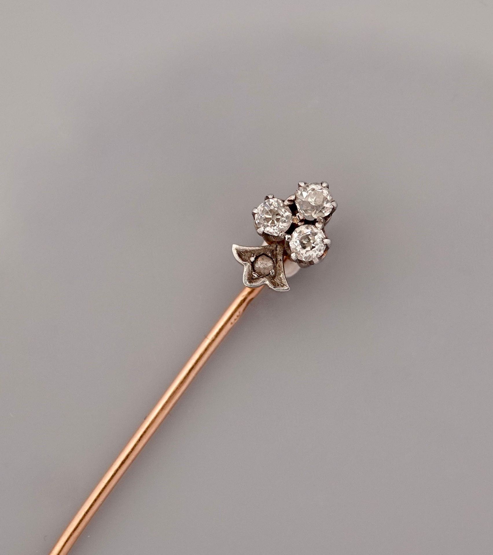 Null 黄金四叶草领带针，750毫米，镶嵌四颗钻石，约1900年，重量：1.7克，毛重。
